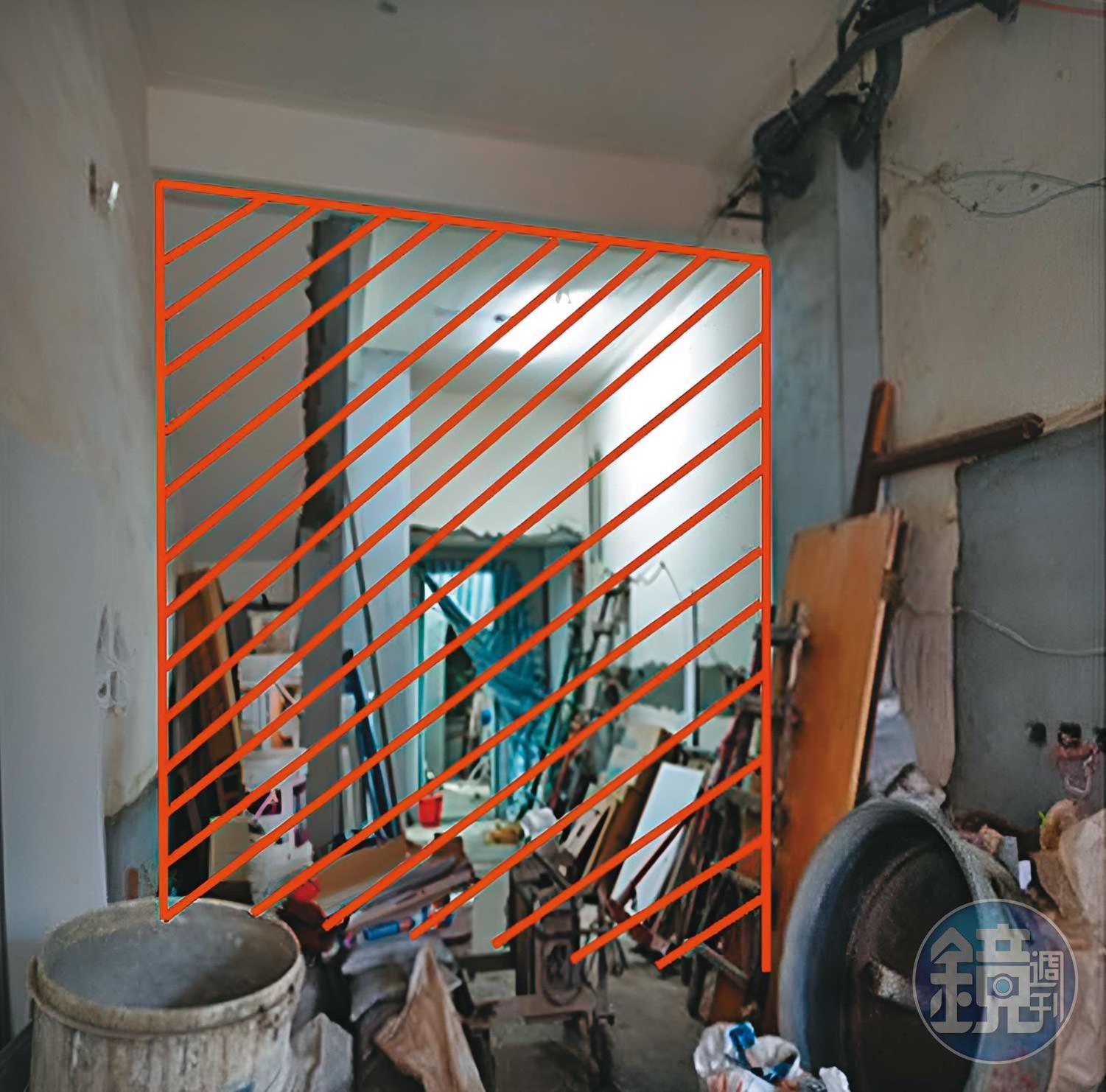 拆除承重牆：陳姓鄰居進入蕭君平夫婦改建中的房子，拍的承重牆遭拆除照片。紅線條處原為一道牆。（讀者提供）