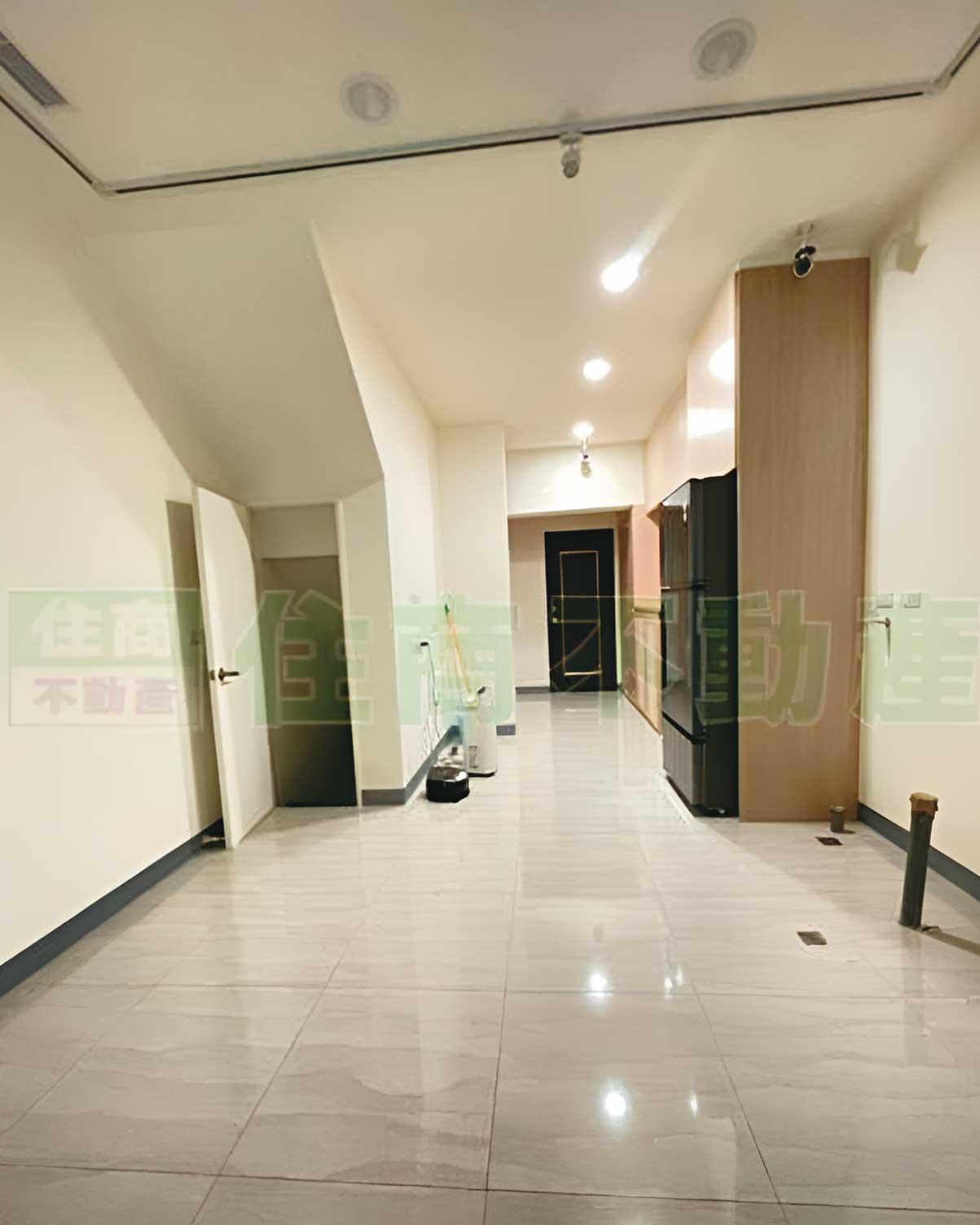 曾因違建而被拆除地板的房屋，日前復工重建完成，曾在房仲網待售，目前已出租。（讀者提供，翻攝仲介網）