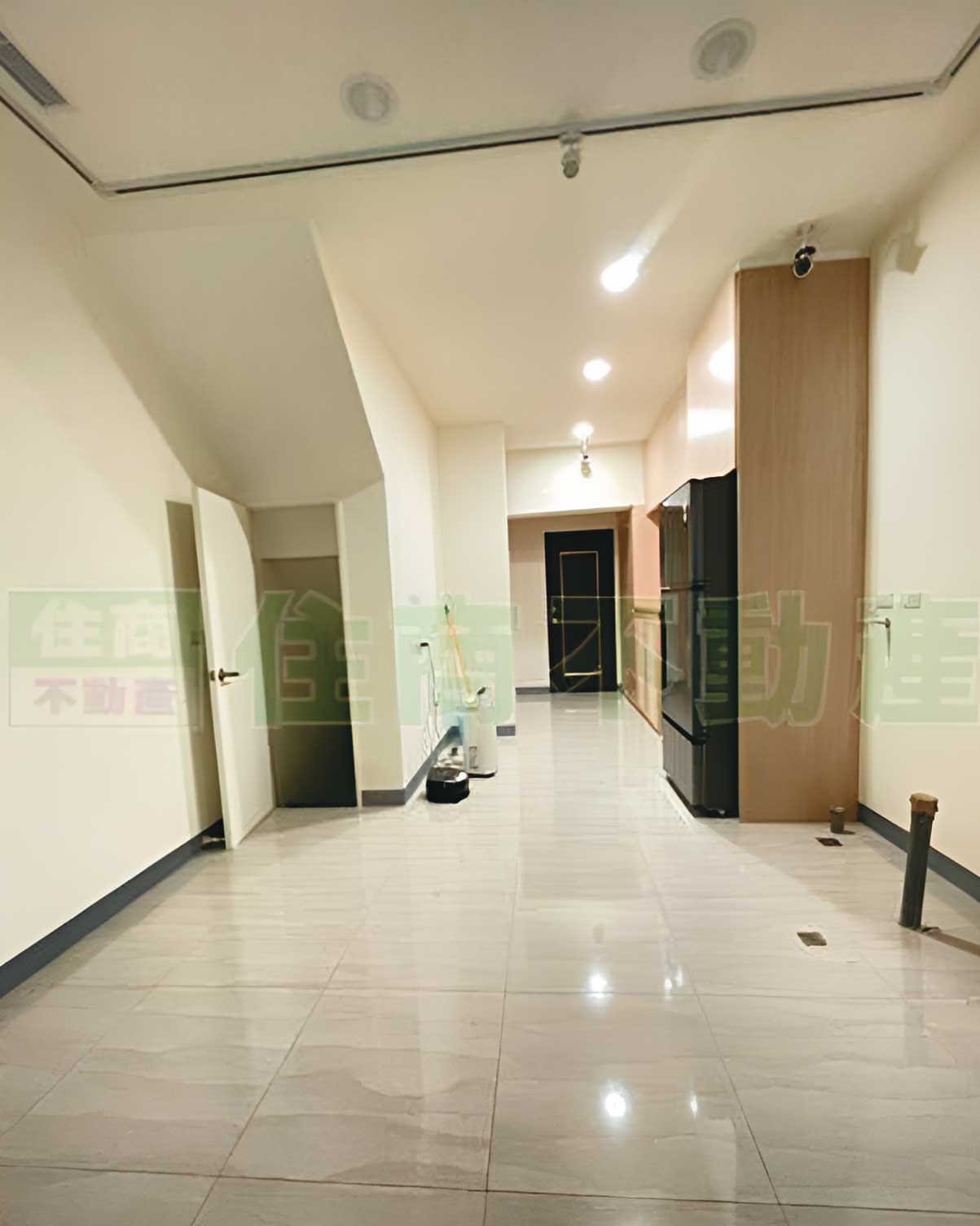 曾因違建而被拆除地板的房屋，日前復工重建完成，曾在房仲網待售，目前已出租。（讀者提供，翻攝仲介網）