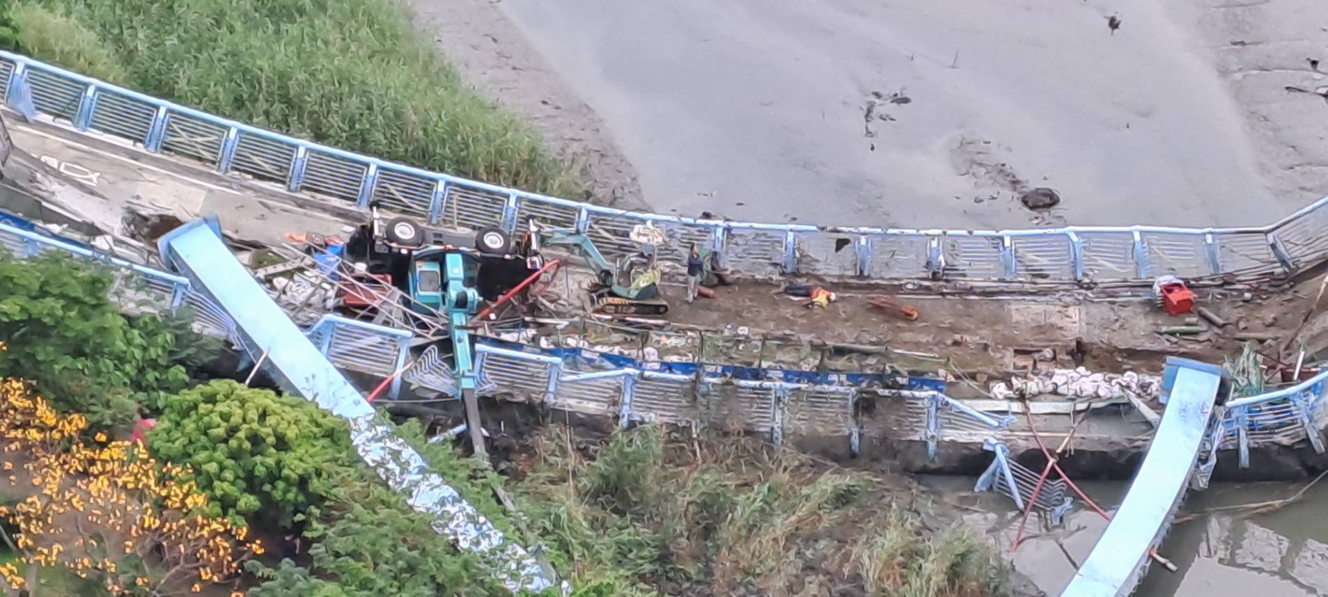 新北五股一條施工中的小橋斷裂，3名工人受傷。（翻攝自記者爆料網）