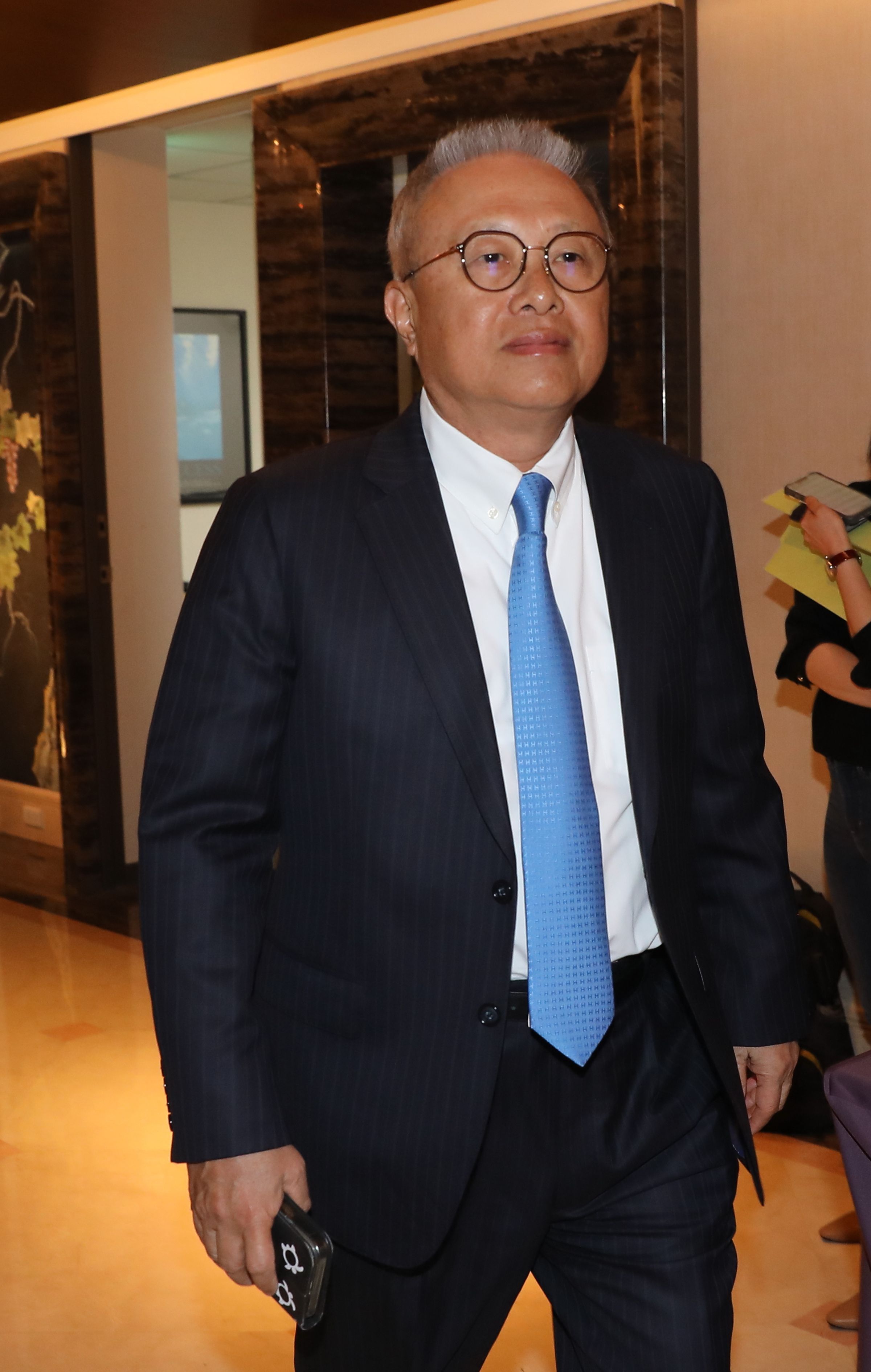 針對解任林家董事的做法,周永銘會後快步離開不予回應。