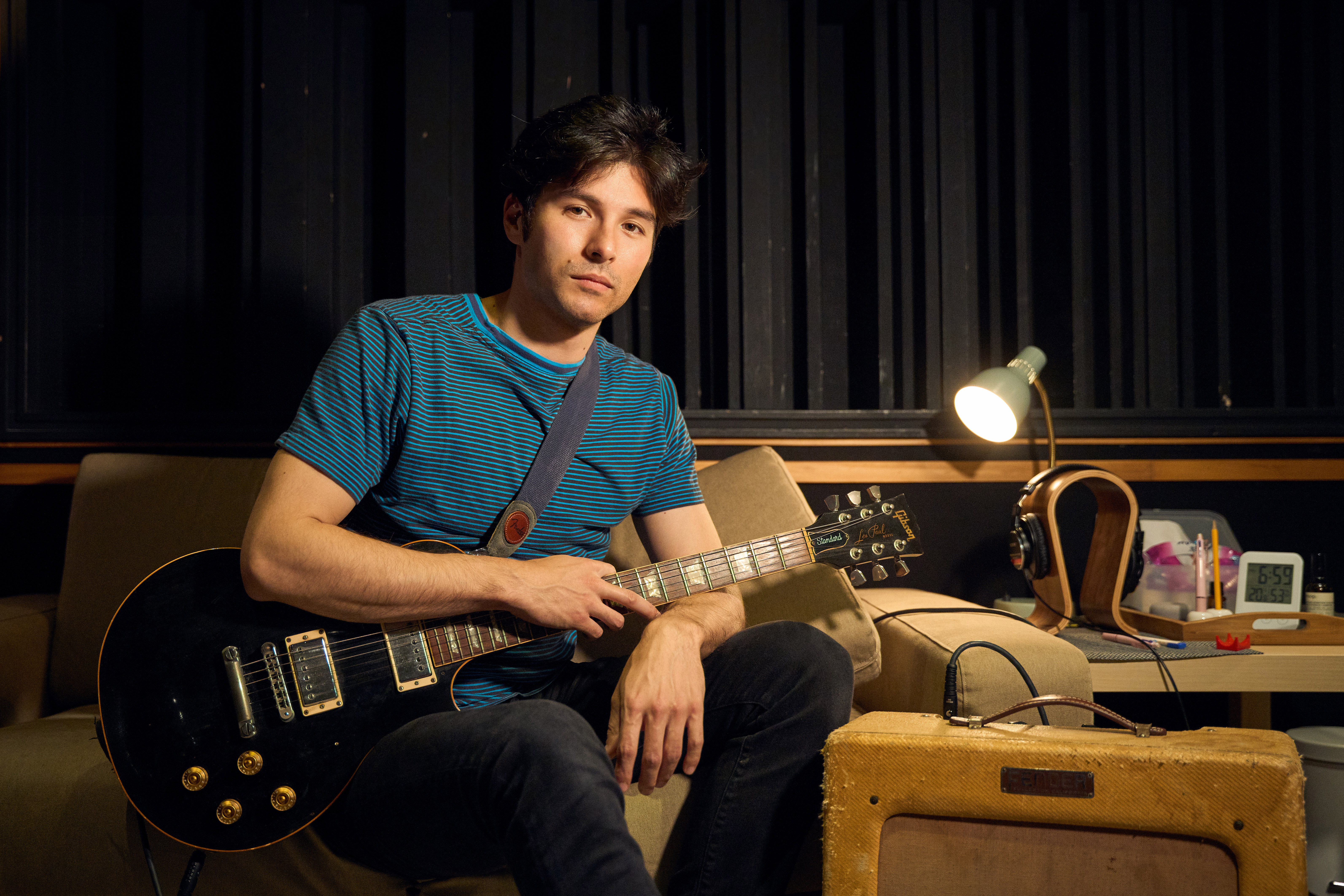 鳳小岳將於4月28日推出第一首音樂作品《風車》。(環球音樂提供)