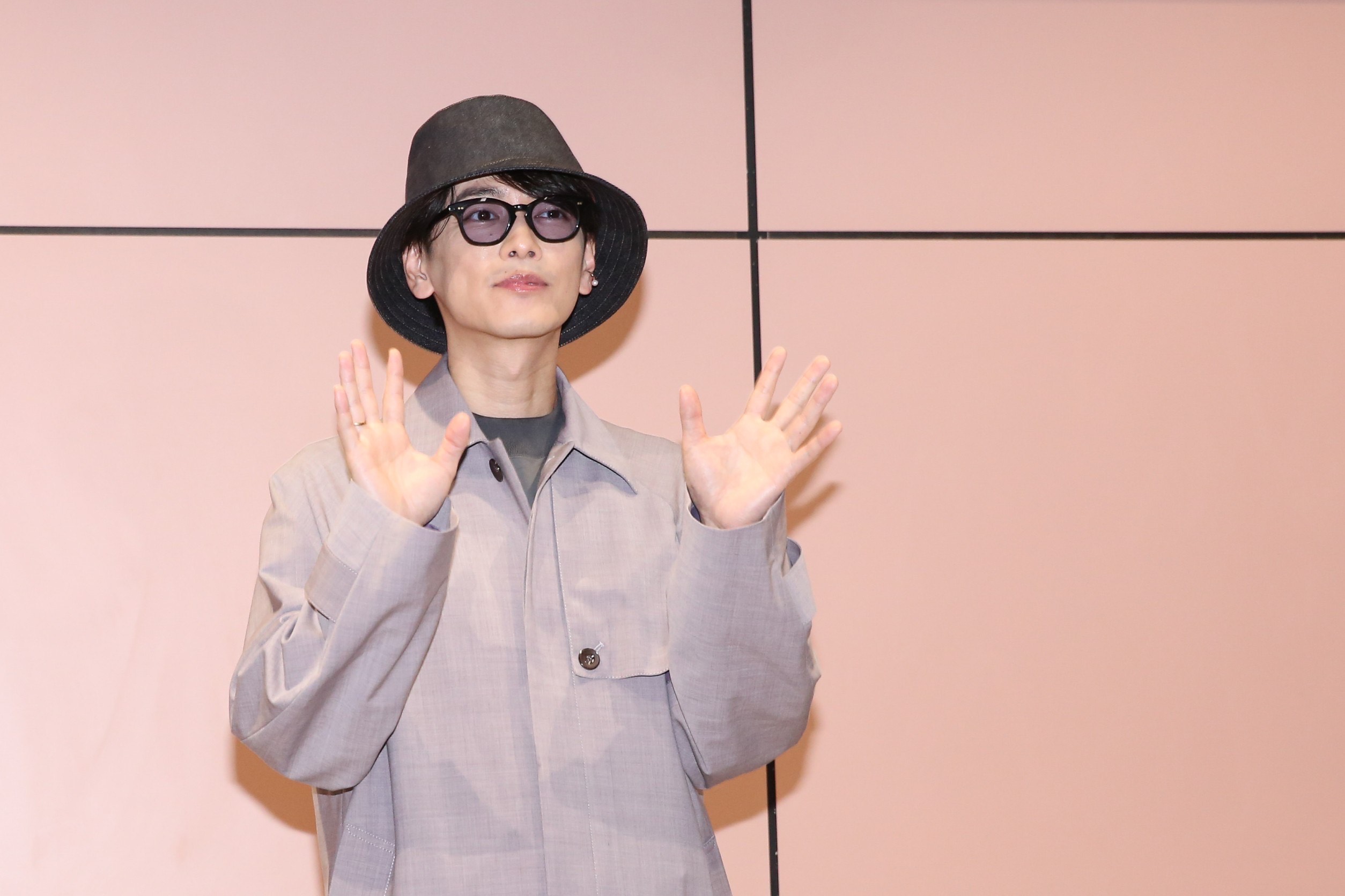 佐藤健為代言台灣知名茶飲品牌來台拍廣告。（資料照）