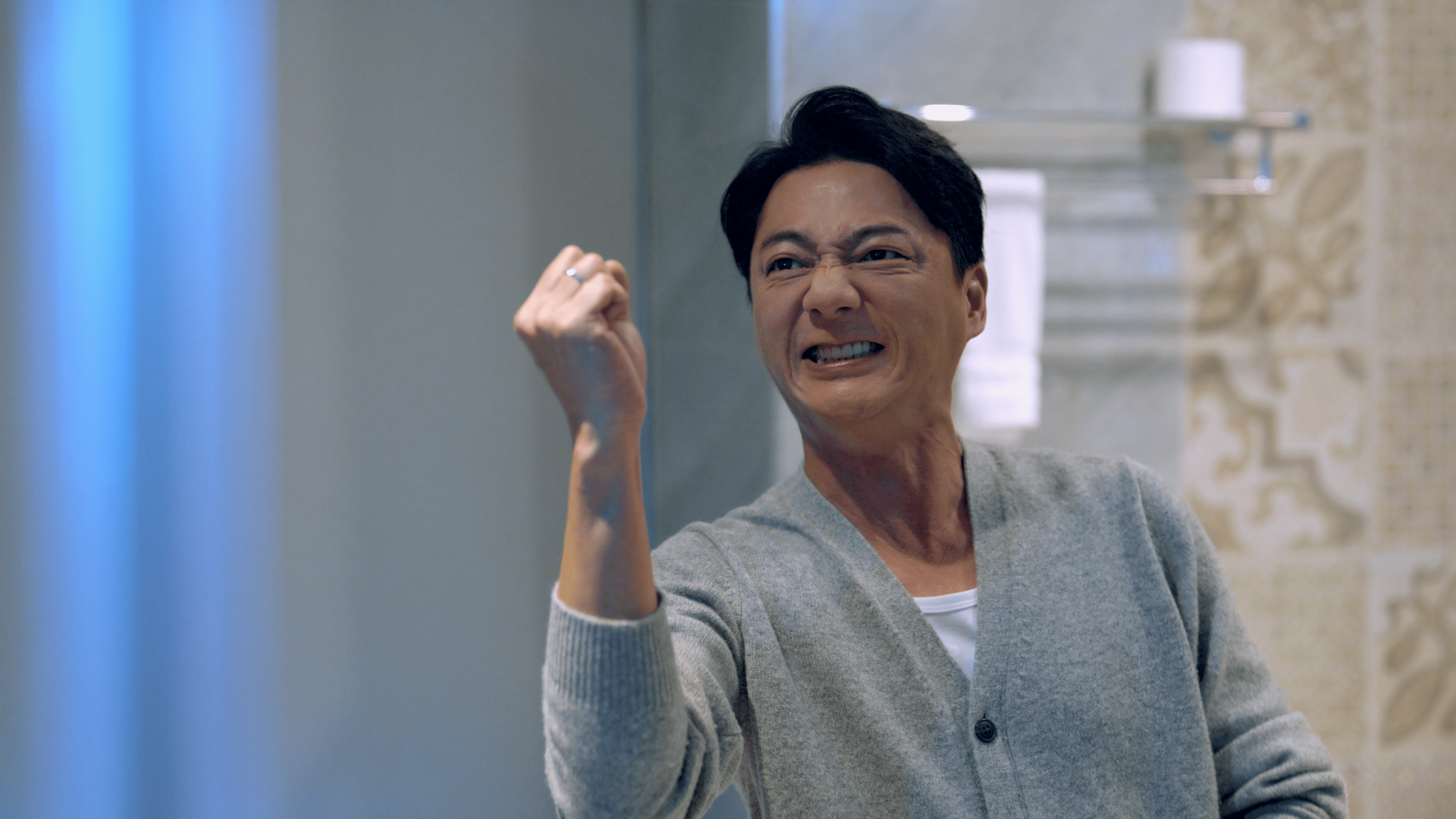 在新劇《欺妻49天》中藍葦華再現「獨特搞笑魅力」。（華視提供）