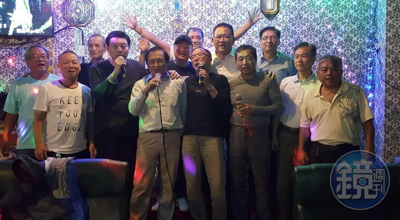 小學同學會，我旁邊搭肩者是林鵬雄，再旁邊C位是陳由良班代。我後面有點模糊的是王尚敏大帥哥。