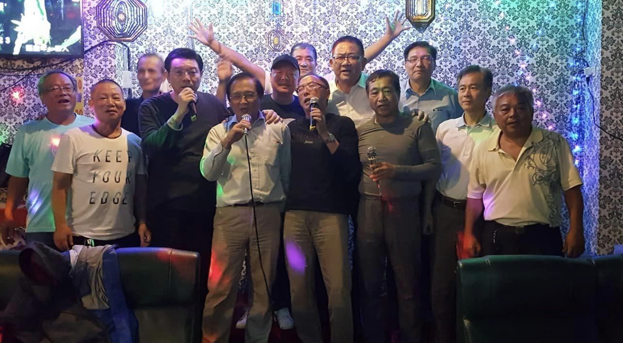小學同學會，我旁邊搭肩者是林鵬雄，再旁邊C位是陳由良班代。我後面有點模糊的是王尚敏大帥哥。