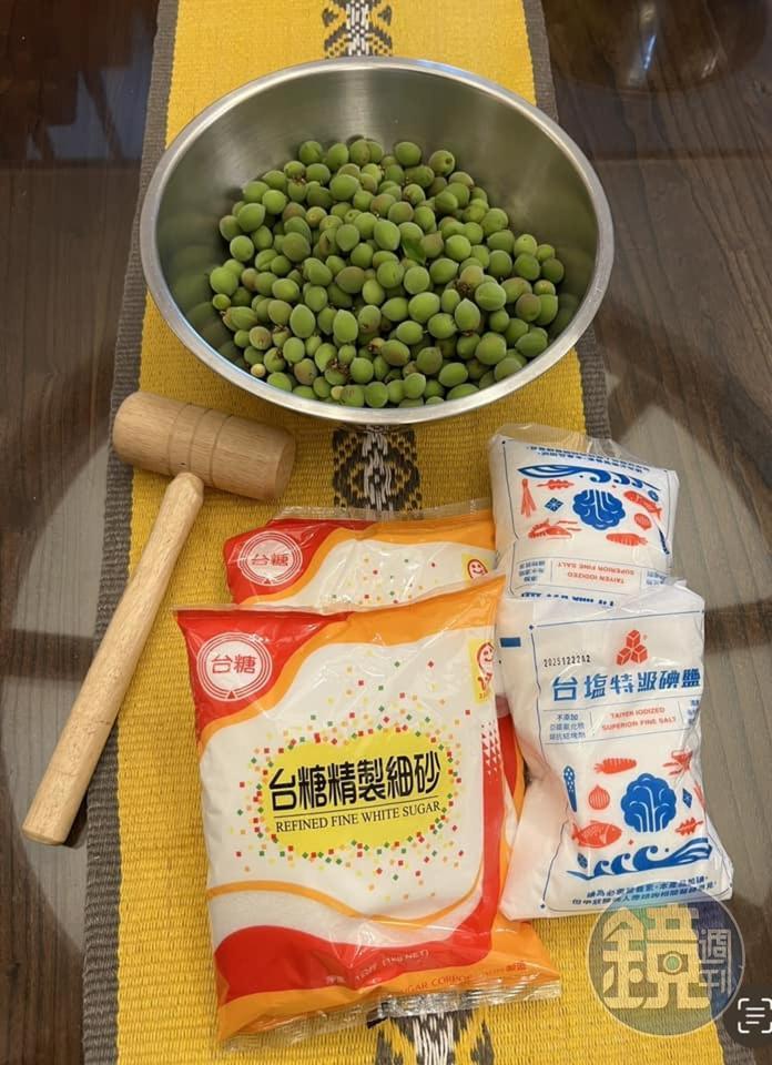 手做脆梅備料。