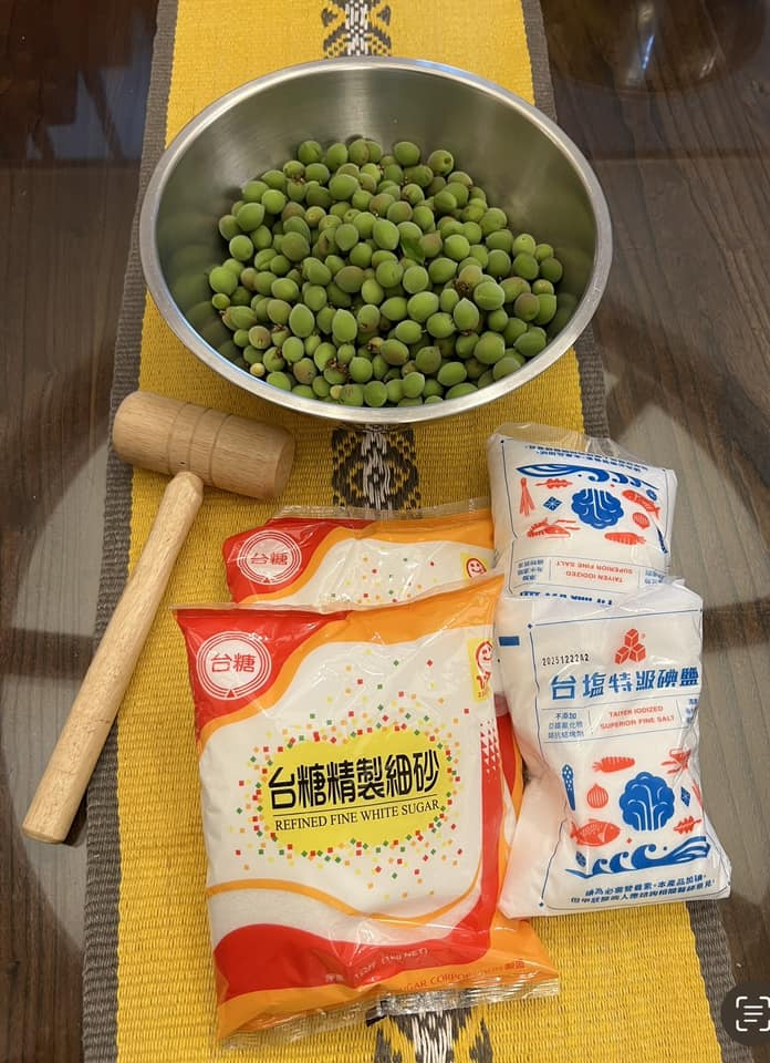 手做脆梅備料。
