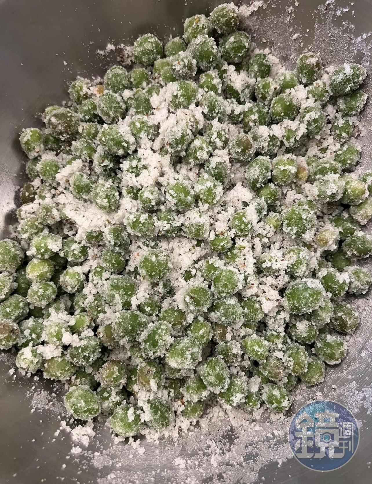 去青靜置後的梅子。