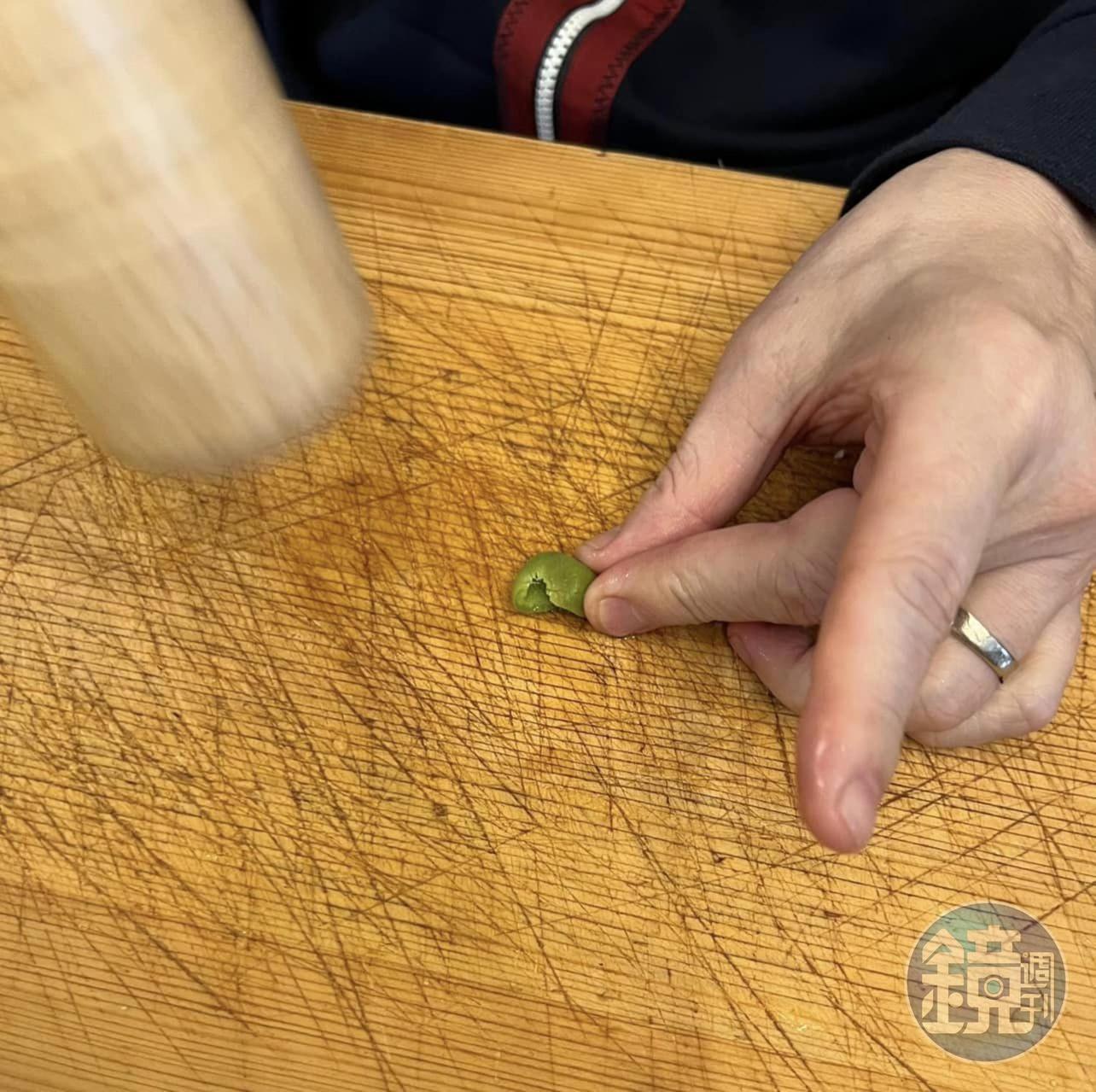 不要太用力，核不能敲碎，敲碎會苦。