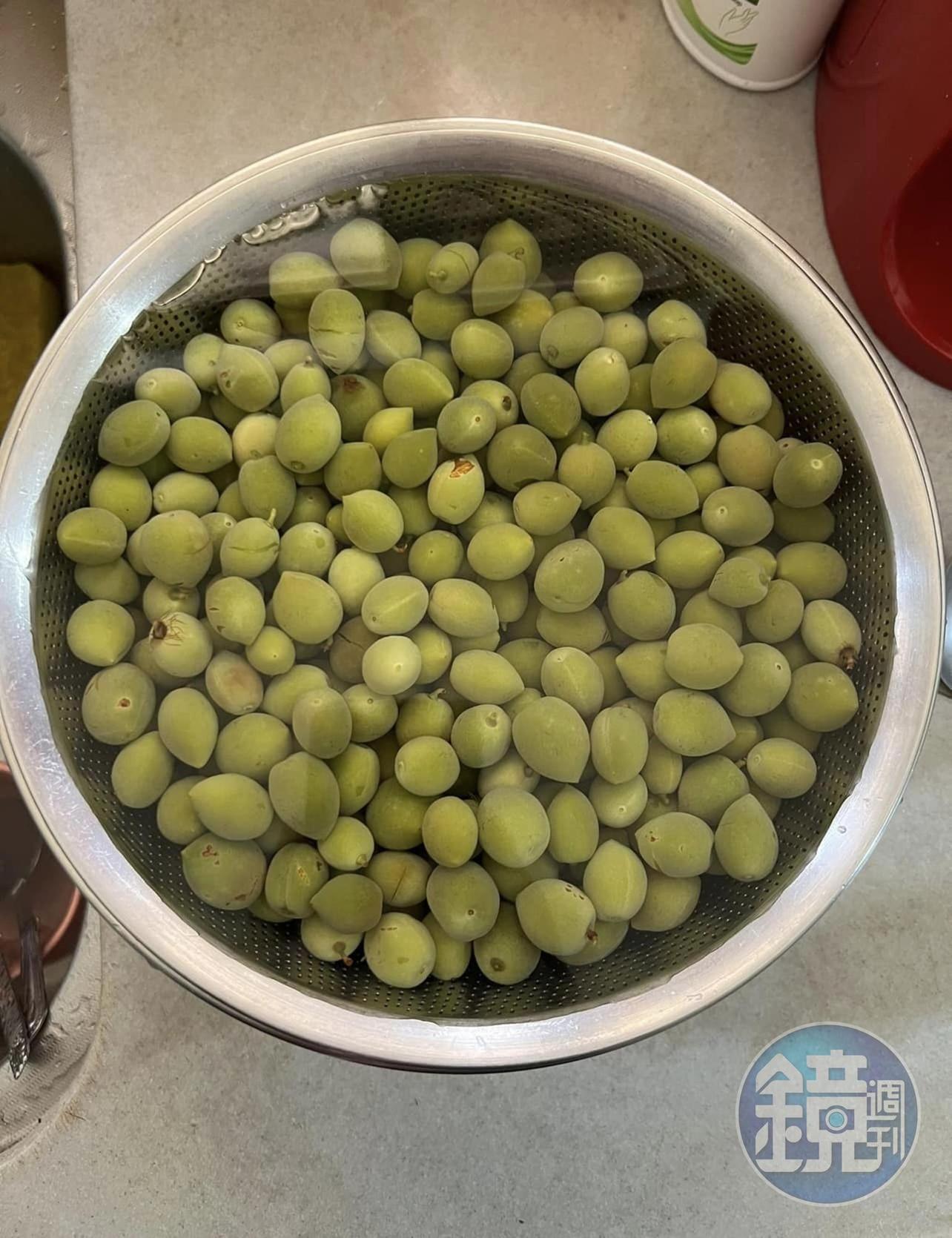用礦泉水浸泡2小時後的梅子。