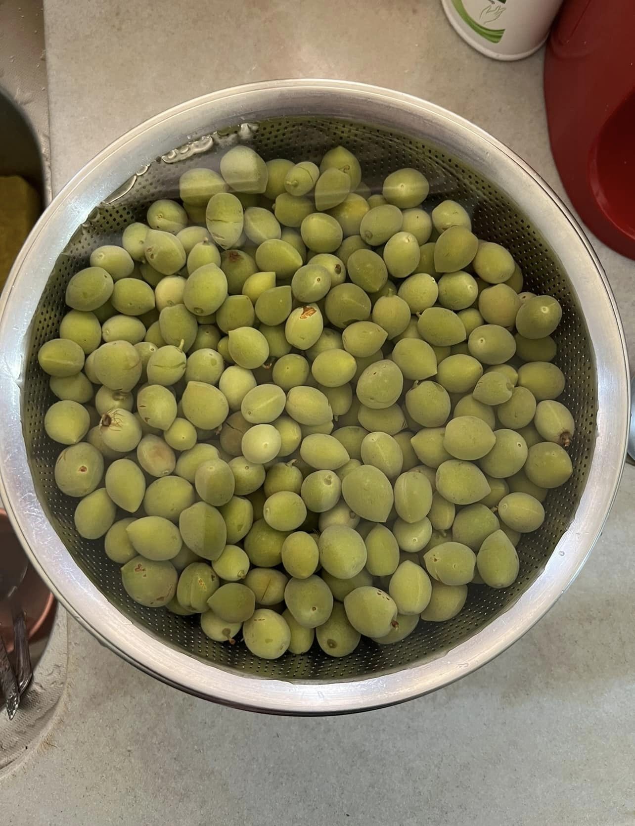 用礦泉水浸泡2小時後的梅子。
