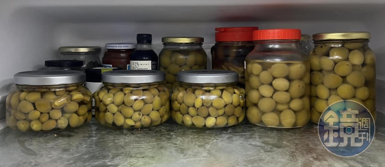 放冰箱冷藏，放2至3個月即可食用。旁邊還有我之前做的脆梅。