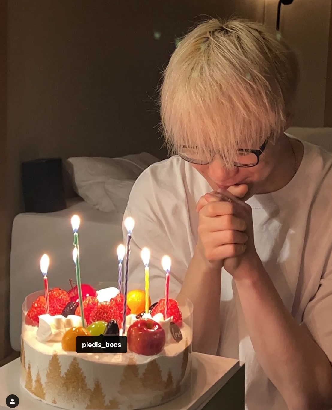 文彬今年生日貼的照片，在蛋糕上tag了勝寛的名字。（截圖自文彬IG）