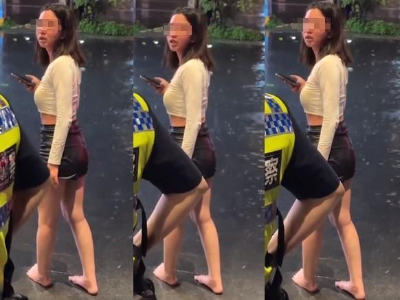 白衣女遭熱湯燙傷後,面對警方的問題仍能如流回應,但仔細看,女子的臉部已明顯紅腫,疑似起水泡。(翻攝自爆廢公社)