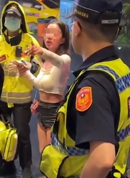 白衣女指認對她動私刑的3人。（翻攝爆廢公社）