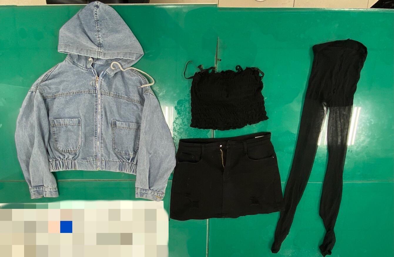 警方查扣陳男犯案時穿著的女裝。(翻攝畫面)