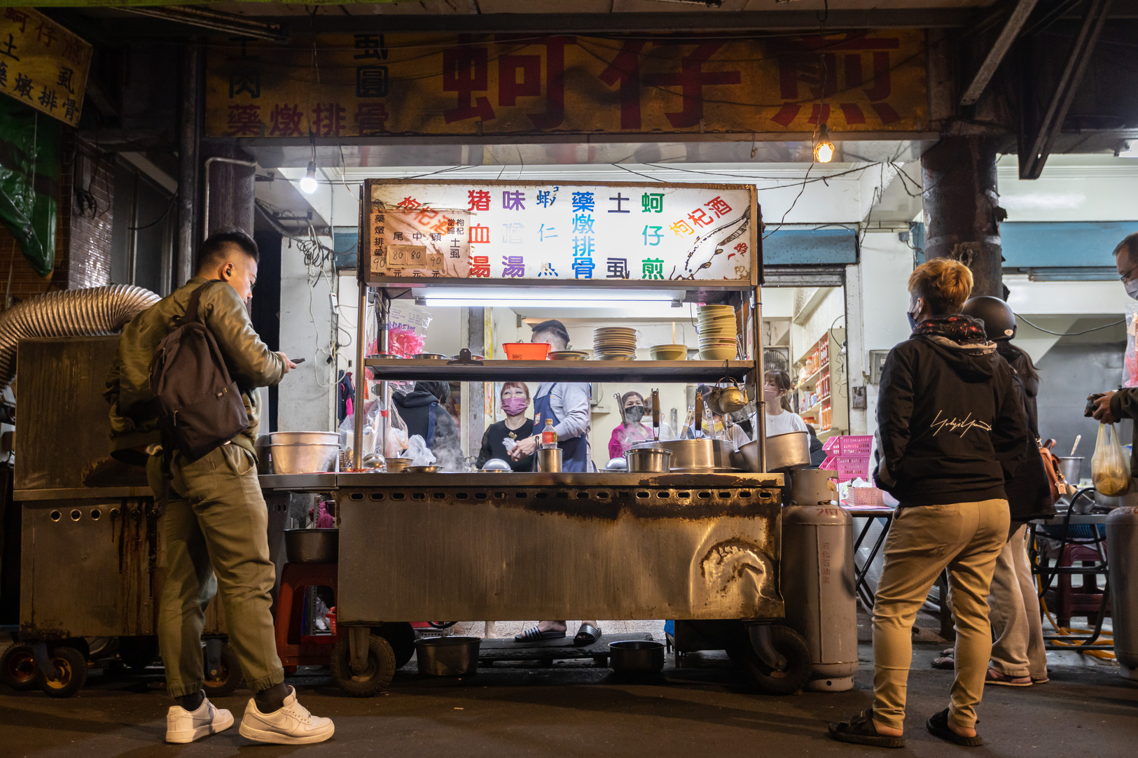 三峽信義街上的藥燉土虱排骨店開業40年，是在地人從小吃到大的傳統好味道。