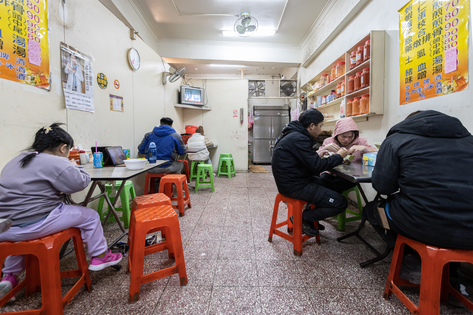 店面不大，大多在地人還是外帶回家吃居多。