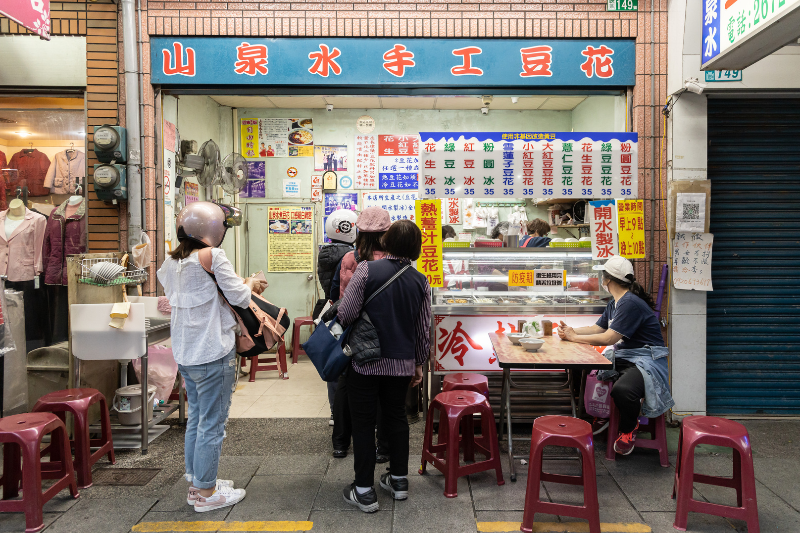 非假日的午後，「山泉手工水豆花」人潮沒斷過。