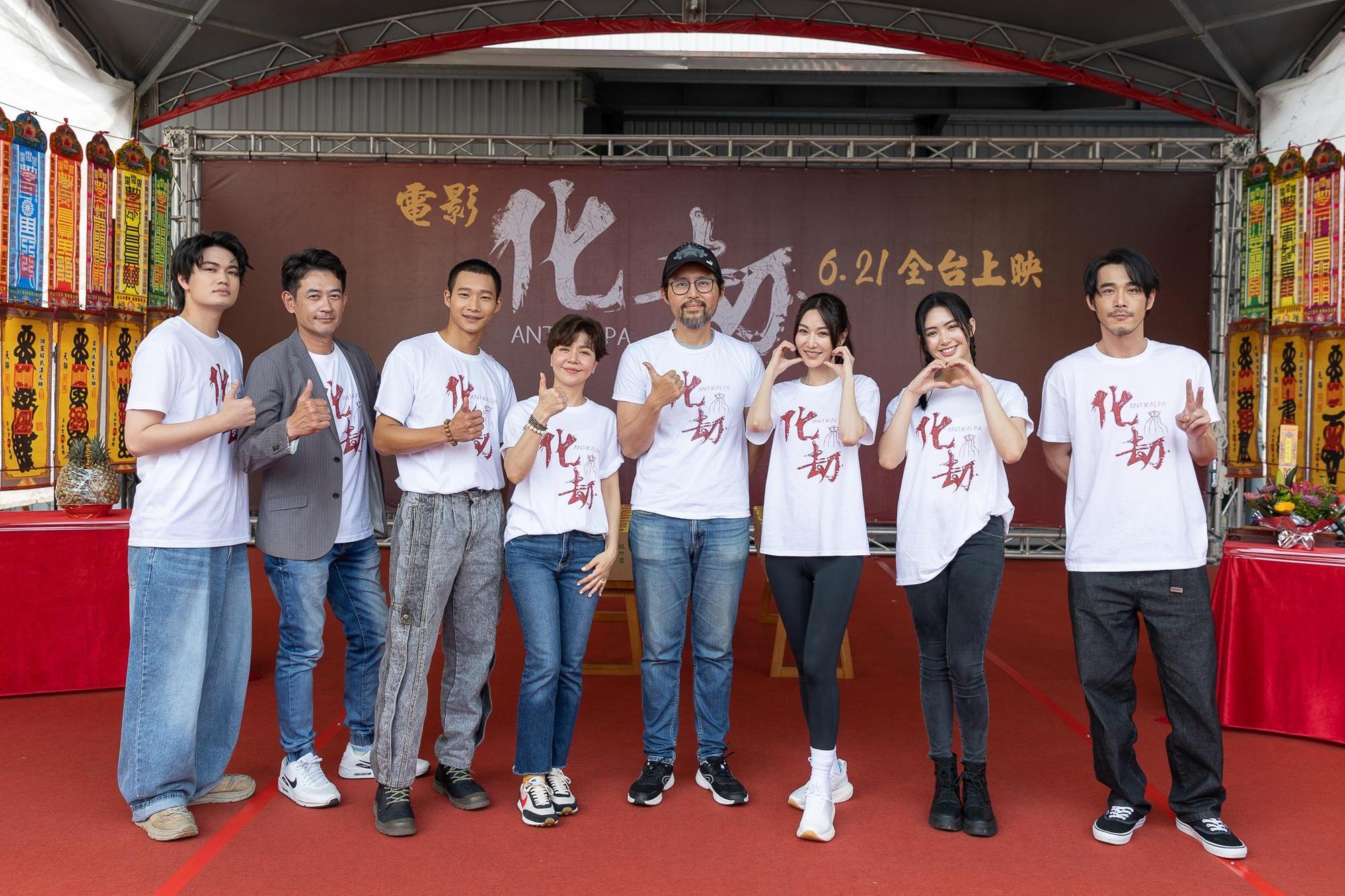 《化劫》宣布定檔6月21日，劇組特地參與大甲媽祖遶境盛會求票房大賣。左起為劉子銓、黃冠智、柯叔元、于子育、導演施文翰、曾莞婷、雷嘉汭、黃騰浩。（台北双喜電影提供）