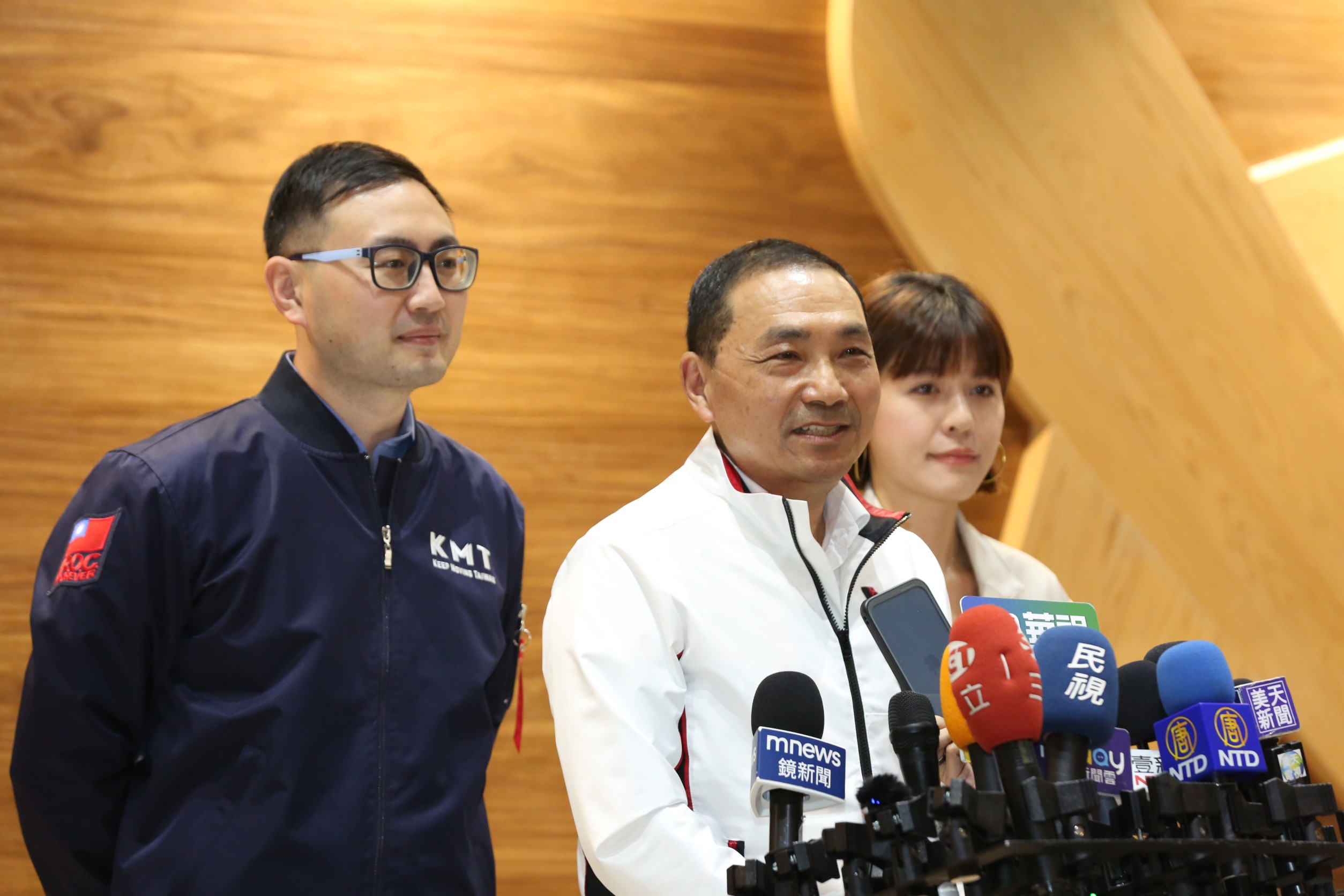 新北市長侯友宜今日晚間返抵國門，結束新加坡訪問之旅。