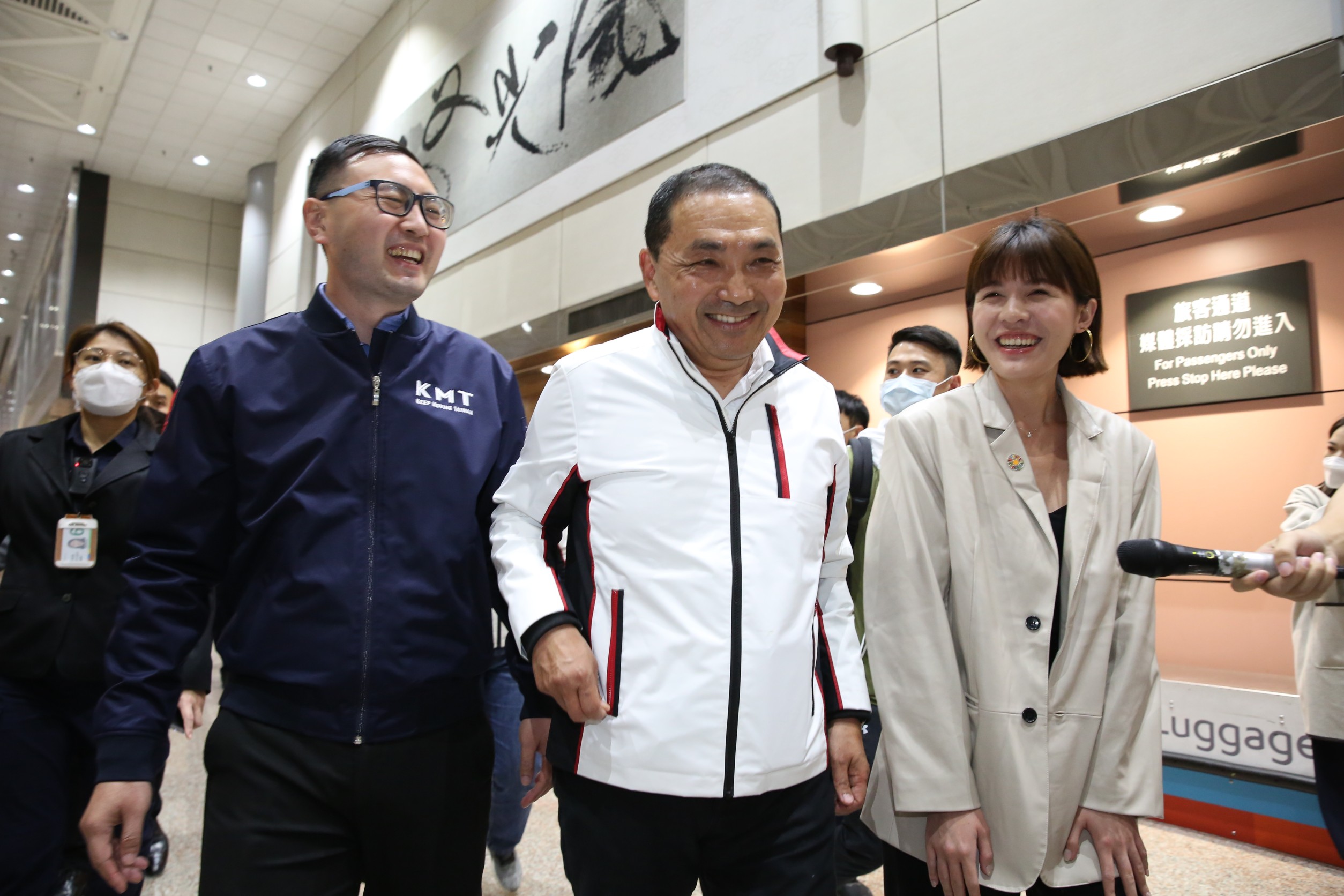 侯友宜抵達機場時笑容滿面，左右為同行出訪的市議員廖先翔及戴湘儀。