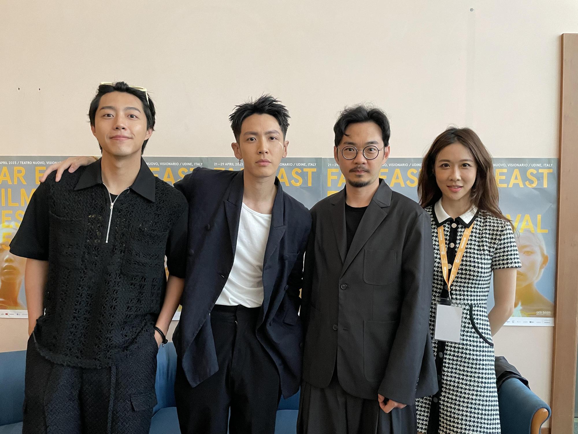 除了《黑的教育》柯震東(左二)、蔡凡熙(左一)外,導演程偉豪(右二)與監製金百倫(右一)也代表《關於我和鬼變成家人的那件事》來到烏甸尼。(禾豐九路提供)