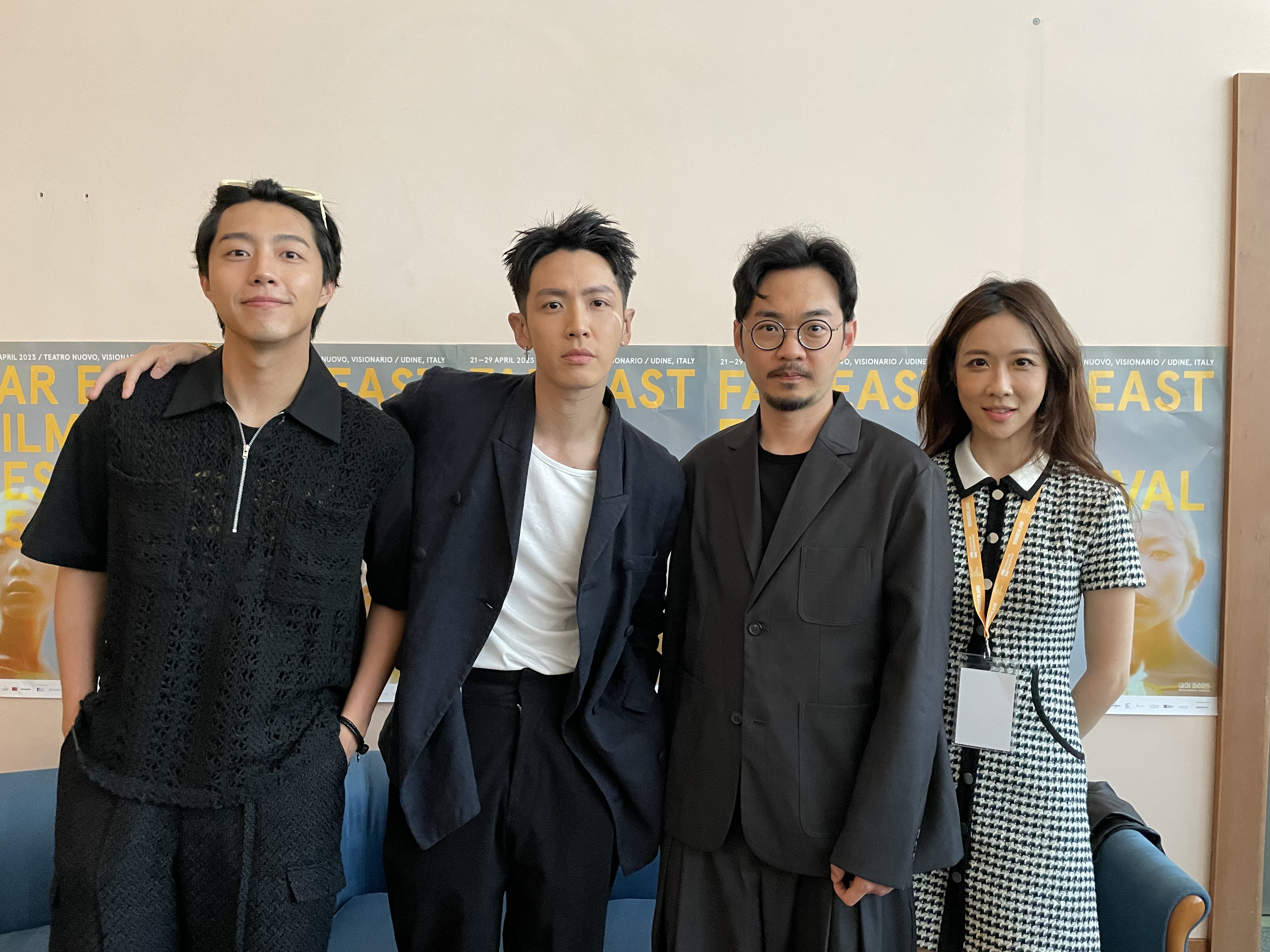 除了《黑的教育》柯震東(左二)、蔡凡熙(左一)外,導演程偉豪(右二)與監製金百倫(右一)也代表《關於我和鬼變成家人的那件事》來到烏甸尼。(禾豐九路提供)