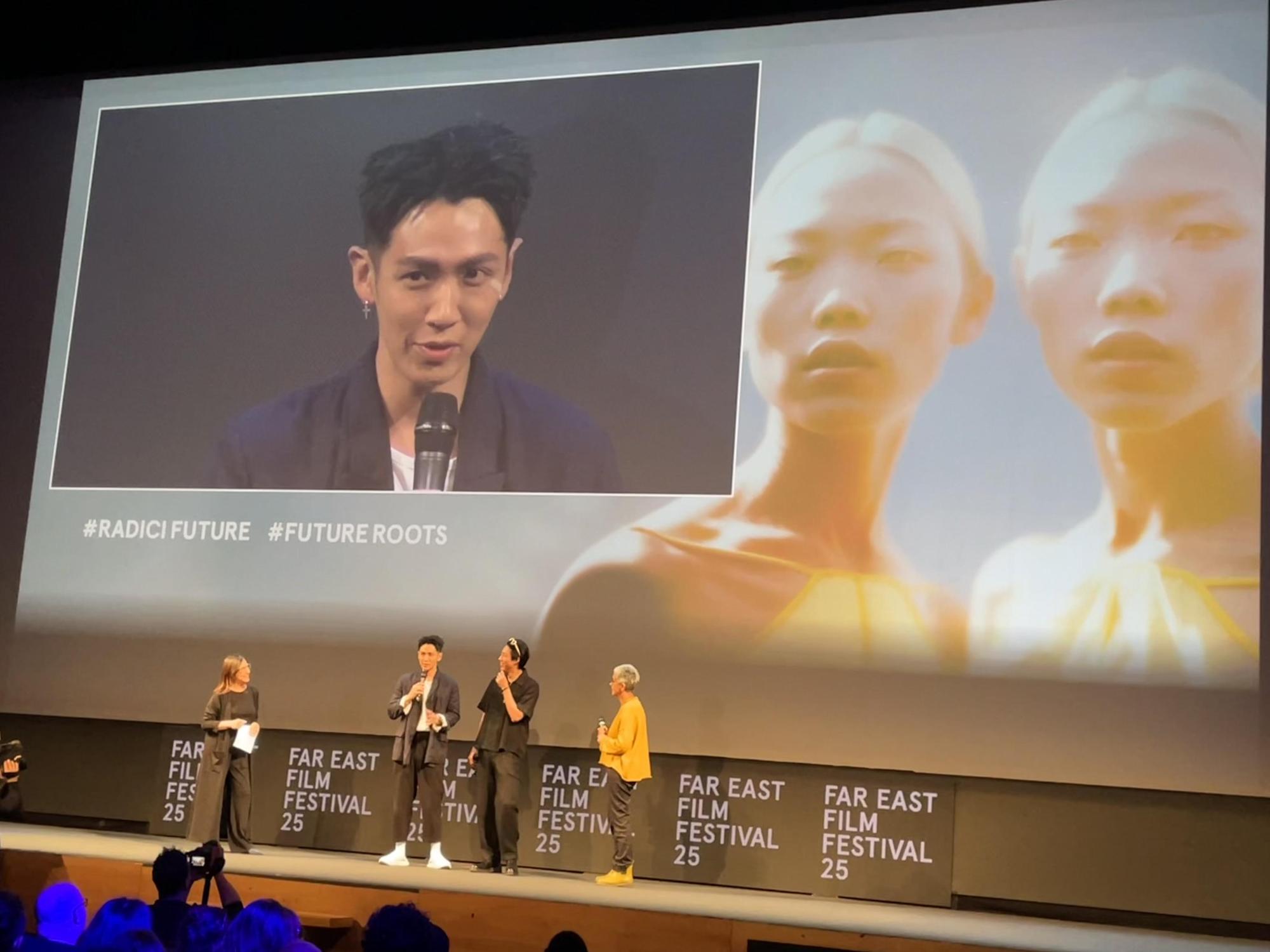 《黑的教育》在義大利烏甸尼遠東國際影展首映,導演柯震東向觀眾自我介紹。(禾豐九路提供)