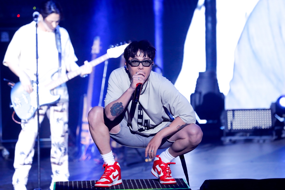 FTISLAND久違在台開唱，李洪基因腳傷影響表現對自己不滿意，約定要再來。