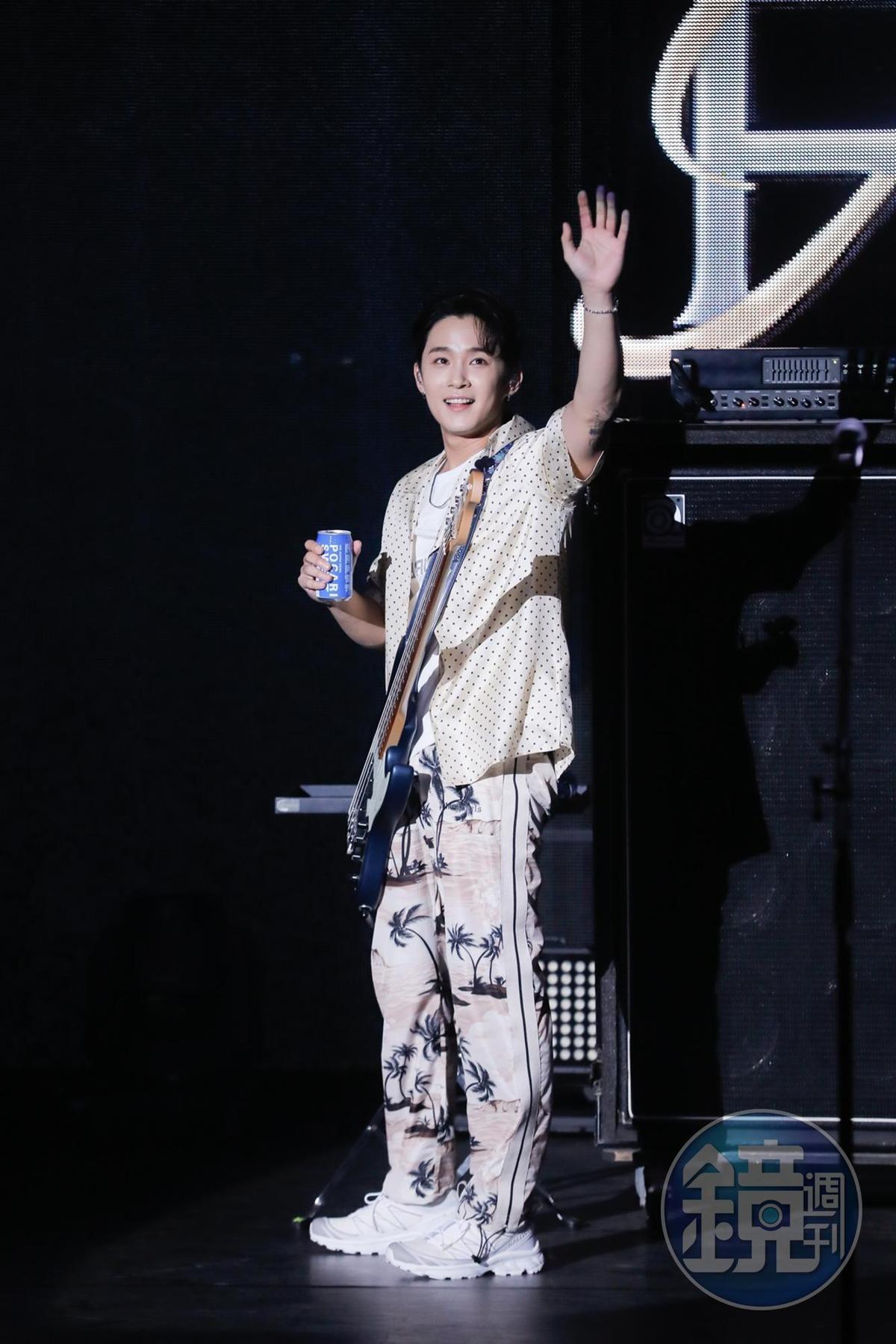 FTISLAND貝斯手李在真被李洪基問是穿睡衣來嗎?遭李在真反擊對方也好不到哪裡去。