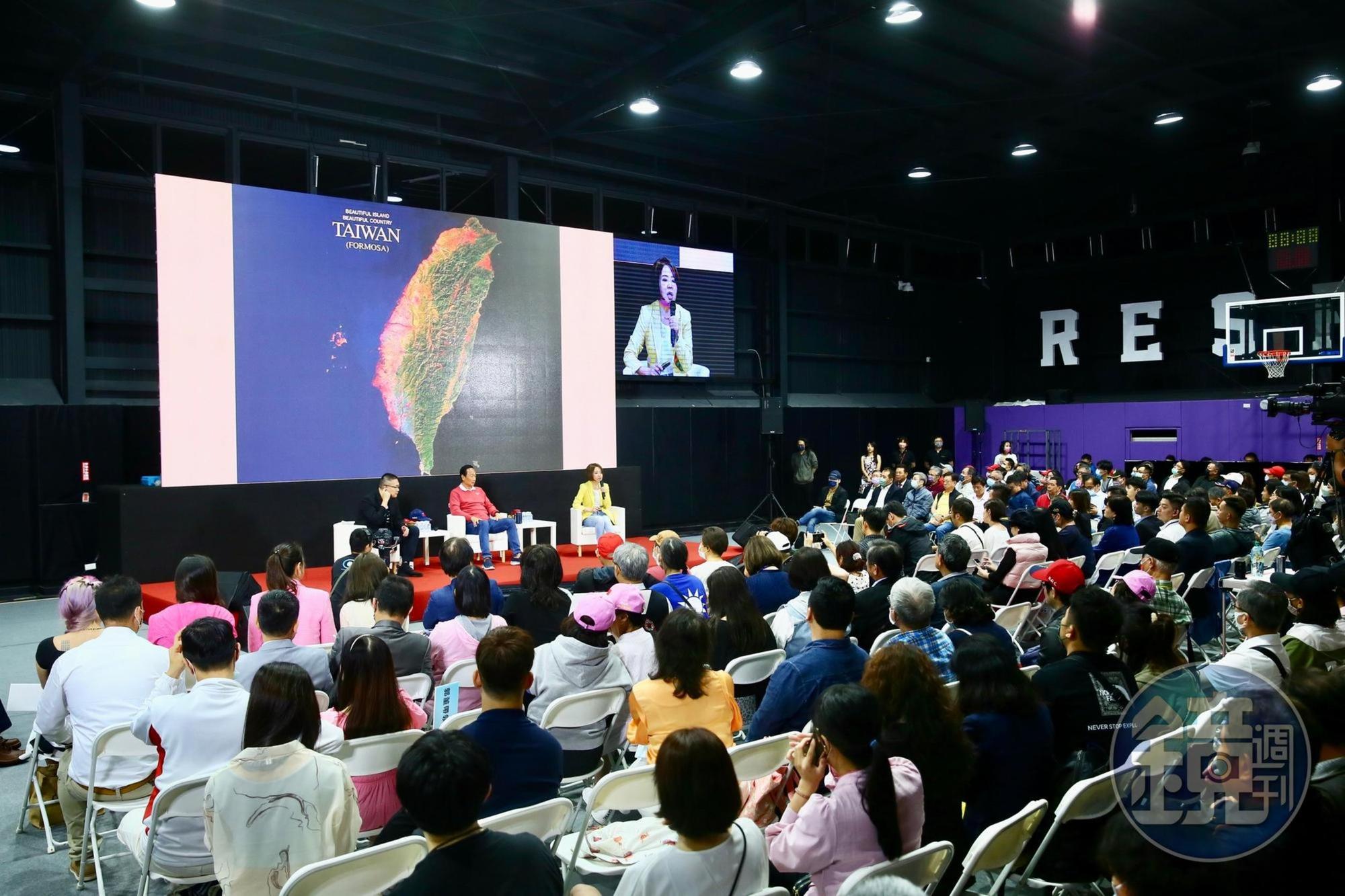 郭台銘昨天到竹北舉辦「郭台銘有話對你說」座談會,會中與于美人、朱學恒同台大談「戰爭與和平」。