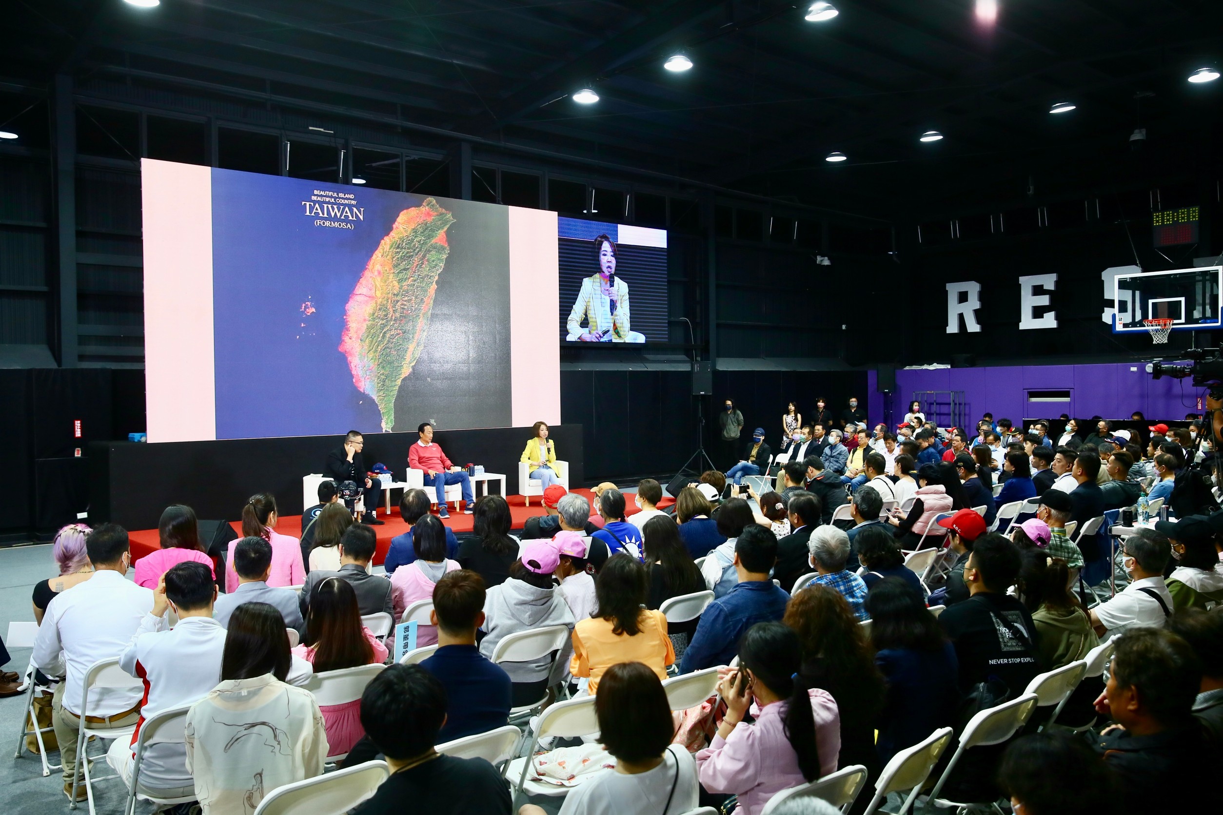 郭台銘昨天到竹北舉辦「郭台銘有話對你說」座談會，會中與于美人、朱學恒同台大談「戰爭與和平」。