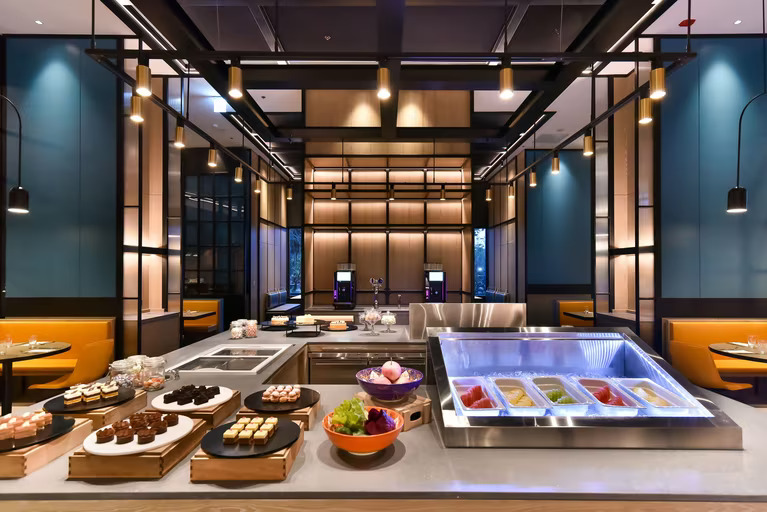 自助餐廳「Mesh Kitchen」有生食等級的干貝吃到飽。