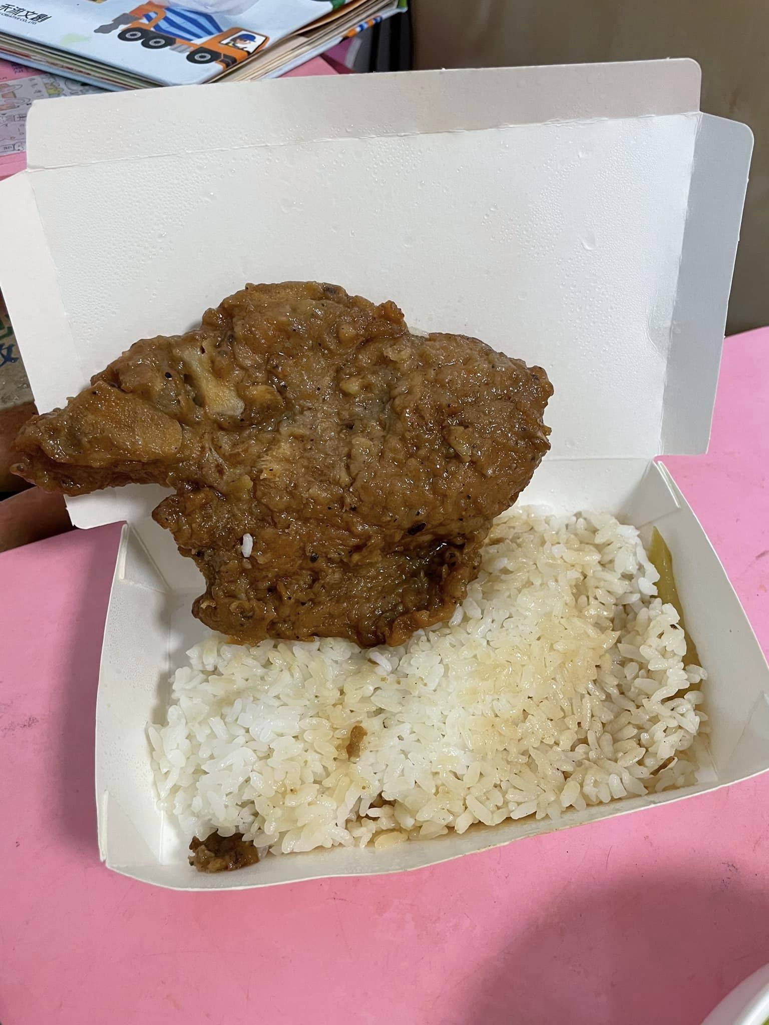 女網友花了80元買了排骨飯，打開一看發現只有排骨跟飯，到店家的Google評論留下兩顆星負評，老闆則回覆「不然裡面會出現雞腿嗎」。（翻攝自臉書社團爆怨公社）