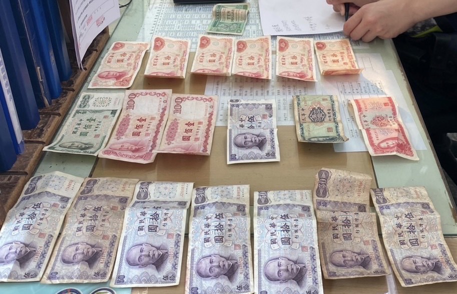 台南市環保局學甲區清潔隊22日替家戶清運大型家具時，發現已絕版的100元、50元鈔票及飾品一批。（南市環保局提供）