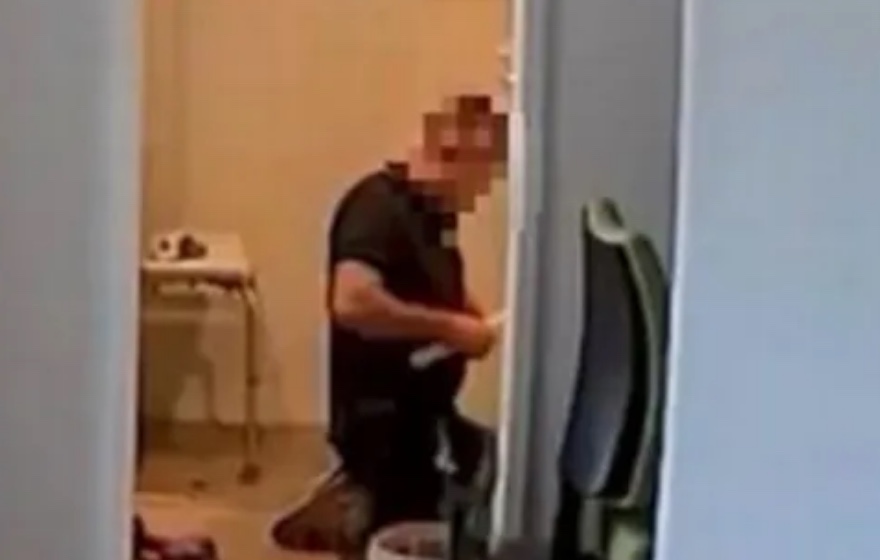 水電工用屋主家中「擀麵棍」通馬桶，過程被監視器拍到。（翻攝推特）