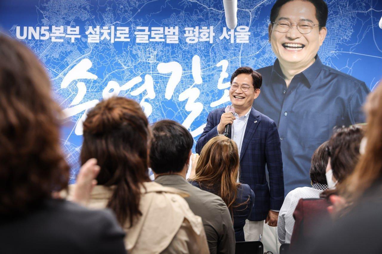 南韓共同民主黨的前代表宋永吉，近日涉入包紅包買票賄選嫌疑。（翻攝自@Bulloger Twitter）