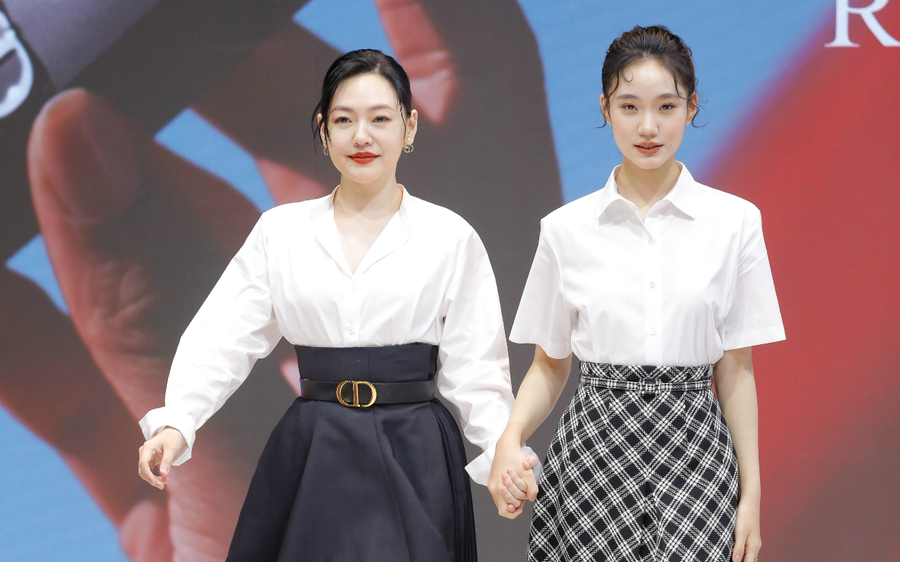 小S（左）和二女兒Lily（右）出席Dior彩妝活動。