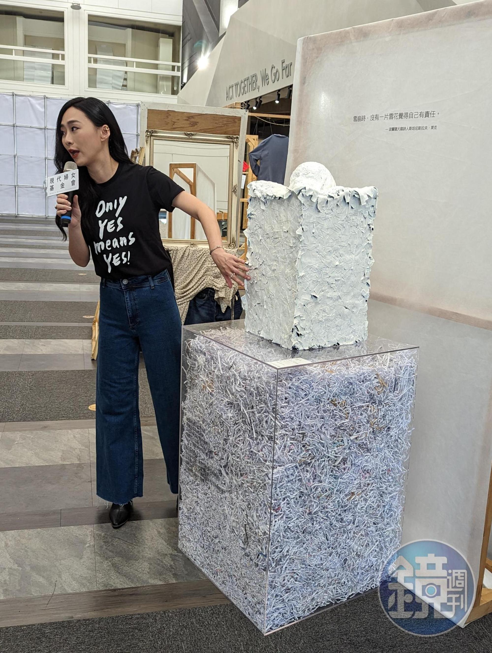 吳可熙為媒體導覽「誰是完美被害者—性侵衣物續展」,介紹展出之藝術作品。