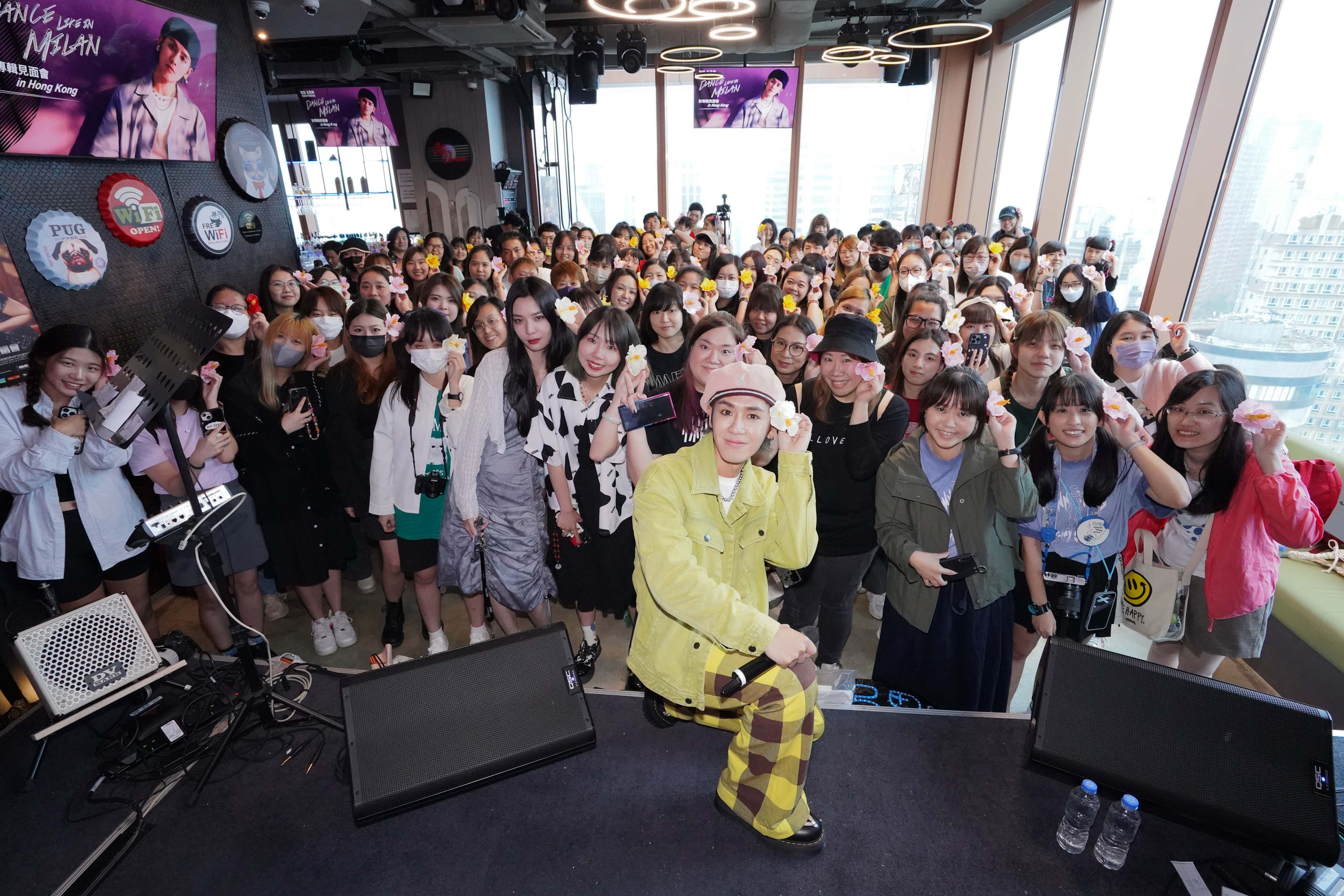 鼓鼓將〈當我變成我們〉MV裡與宋芸樺的定情物「扶桑花」分送給歌迷。（相信音樂提供）