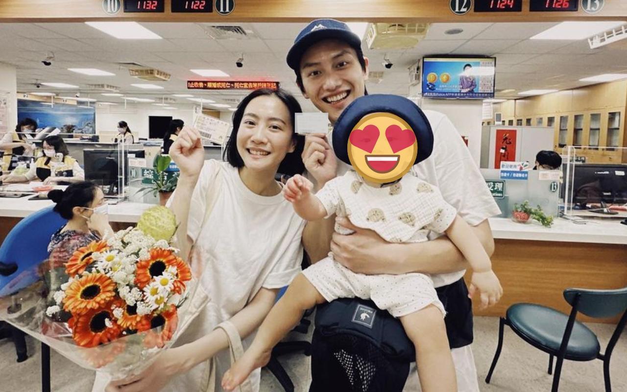 范少勳(中)帶一家三口登記結婚。(翻攝自范少勳IG)
