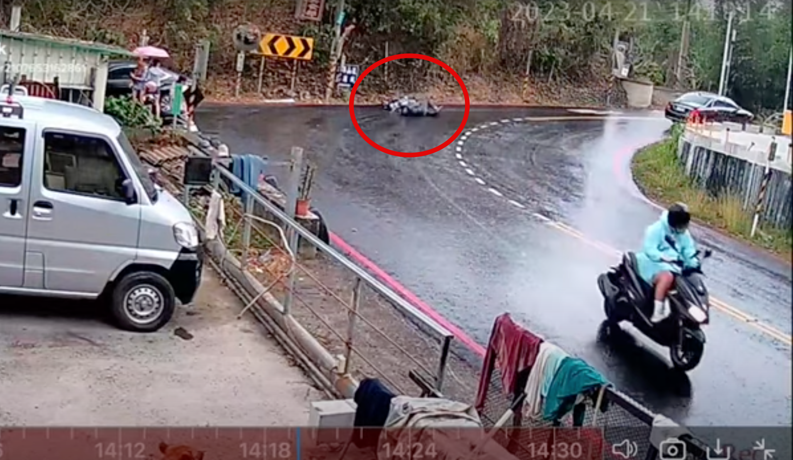 高雄大社186甲縣道一處「鬼之彎道」事故頻傳，尤其下雨天更增摔車機率。（翻攝自鬼之下坡彎道YouTube）