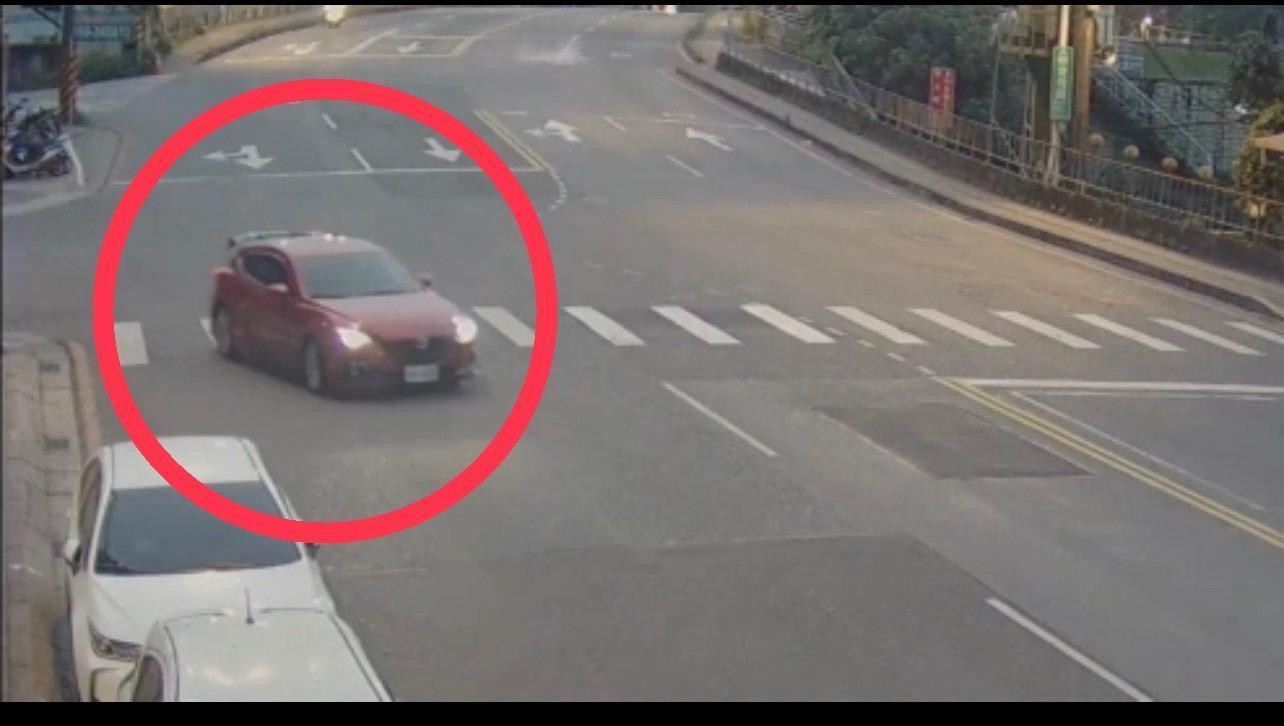 監視器拍下洪男開車離開汽旅畫面。(警方提供)