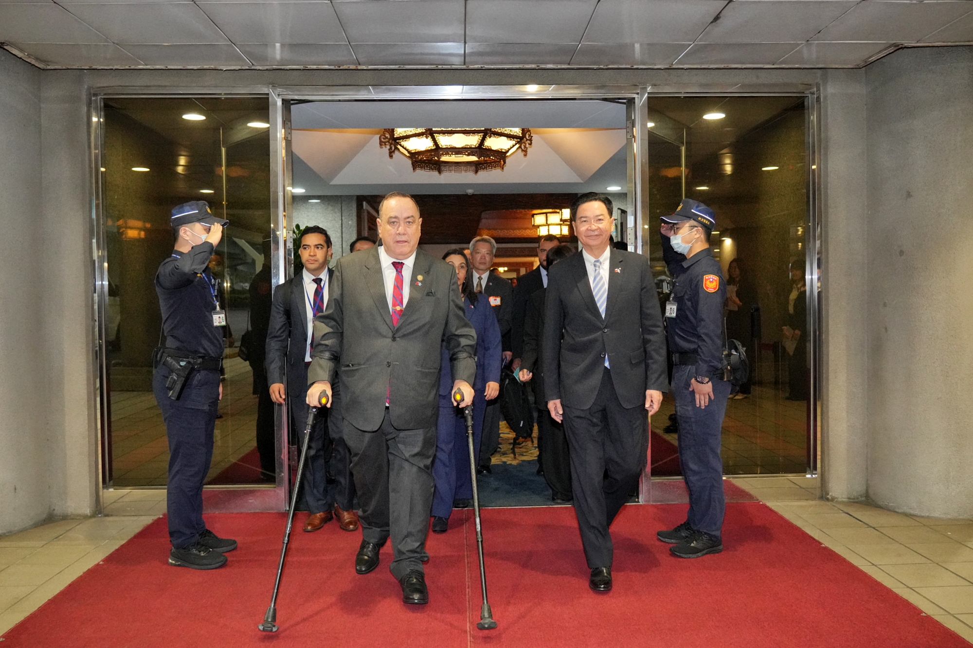 瓜地馬拉共和國總統賈麥岱今（24）日清晨5點24分搭機抵台，我外交部長吳釗燮到機場迎接。（外交部提供）