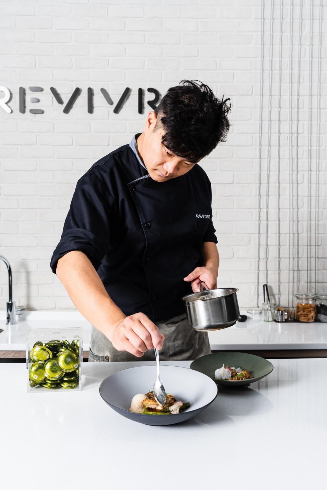 「Revivre 品法」的主廚黃淳彥對每一道料理的處理都極其細膩、掌握得宜。(名廚MINGCHU提供)