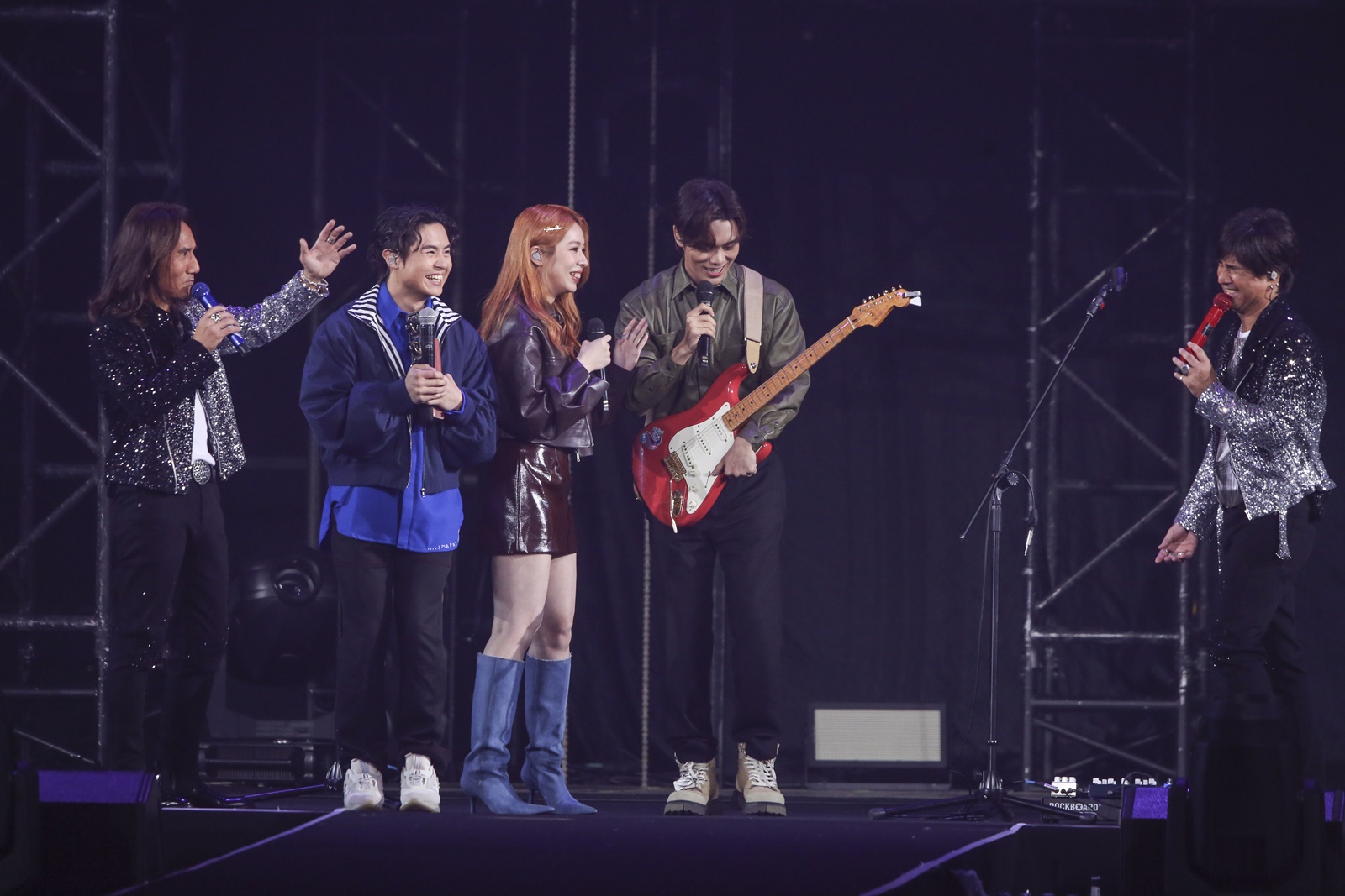 告五人（由左至右哲謙、犬青、雲安）擔任動力火車演唱會的嘉賓。