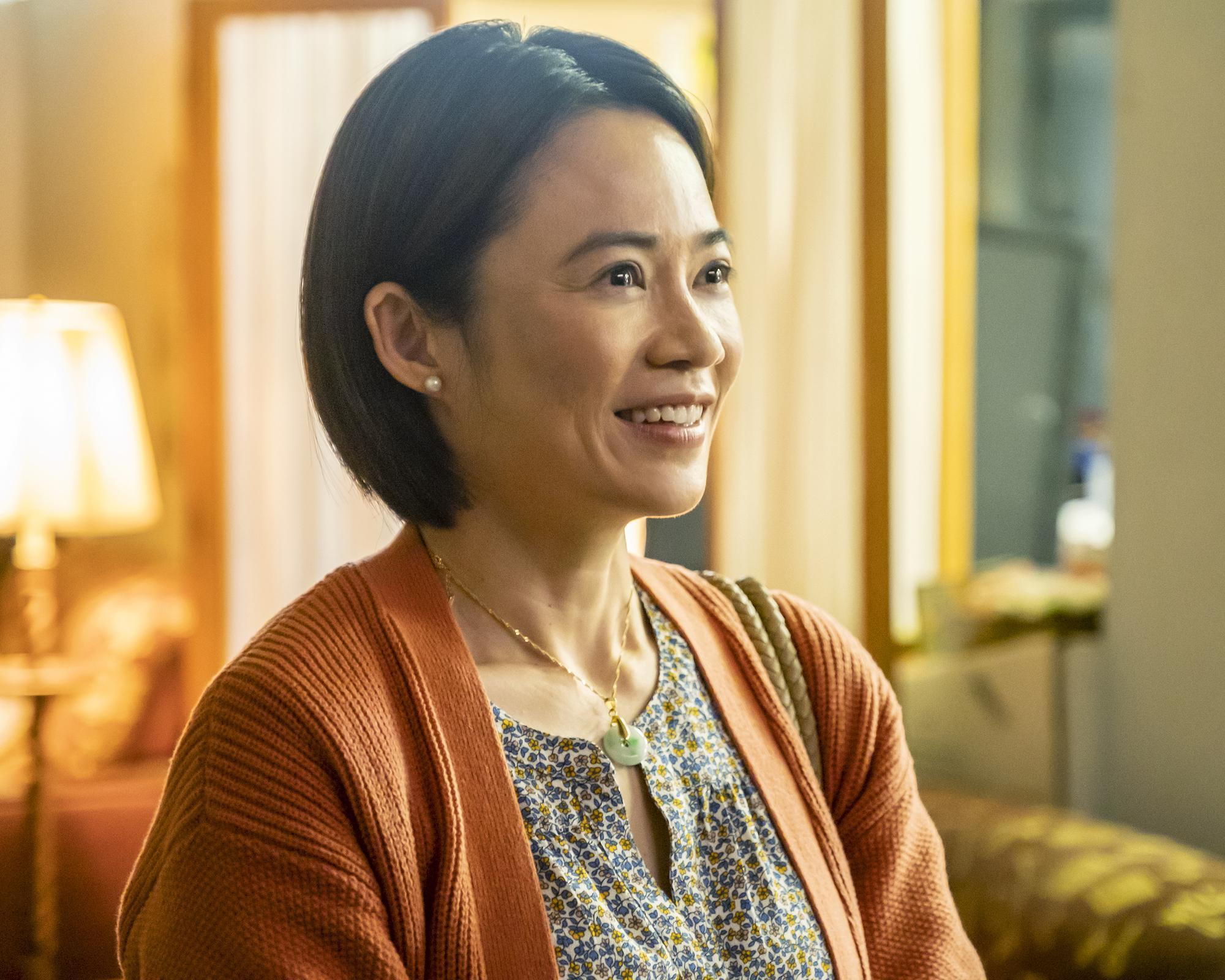楊雁雁飾演王進的母親,一家人搬到亞裔人口少到不行的社區。(Disney+提供)