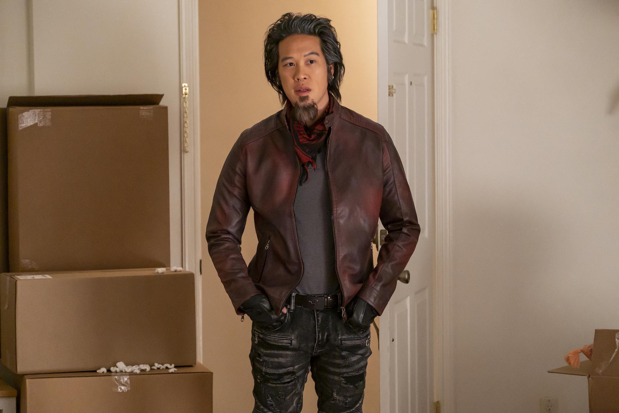 吳萊納德飾演牛魔王,沒有牛角,但是改穿一身搖滾風的皮衣。(Disney+提供)
